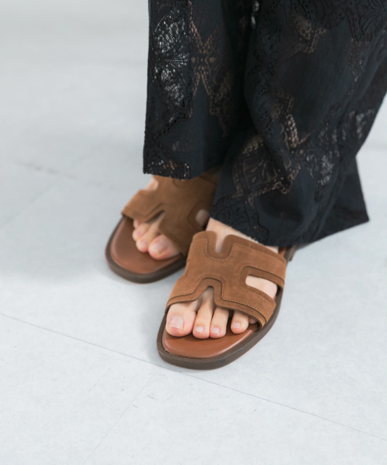 URBAN RESEARCH ROSSO「NICOLAS LAINAS　スエードフラットサンダル」|サンダル|