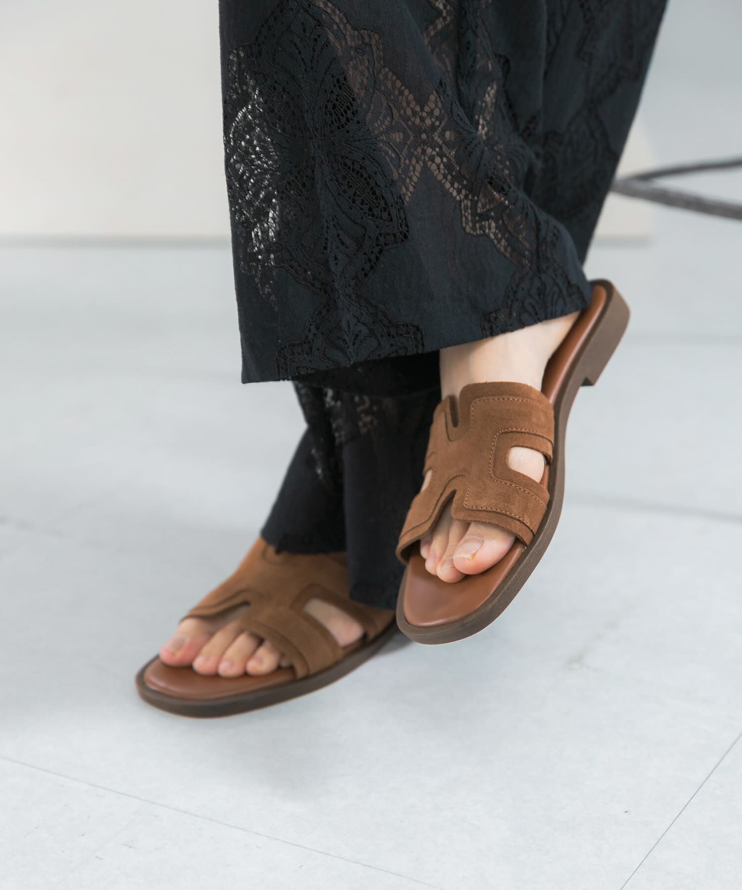 URBAN RESEARCH ROSSO「NICOLAS LAINAS　スエードフラットサンダル」|サンダル|