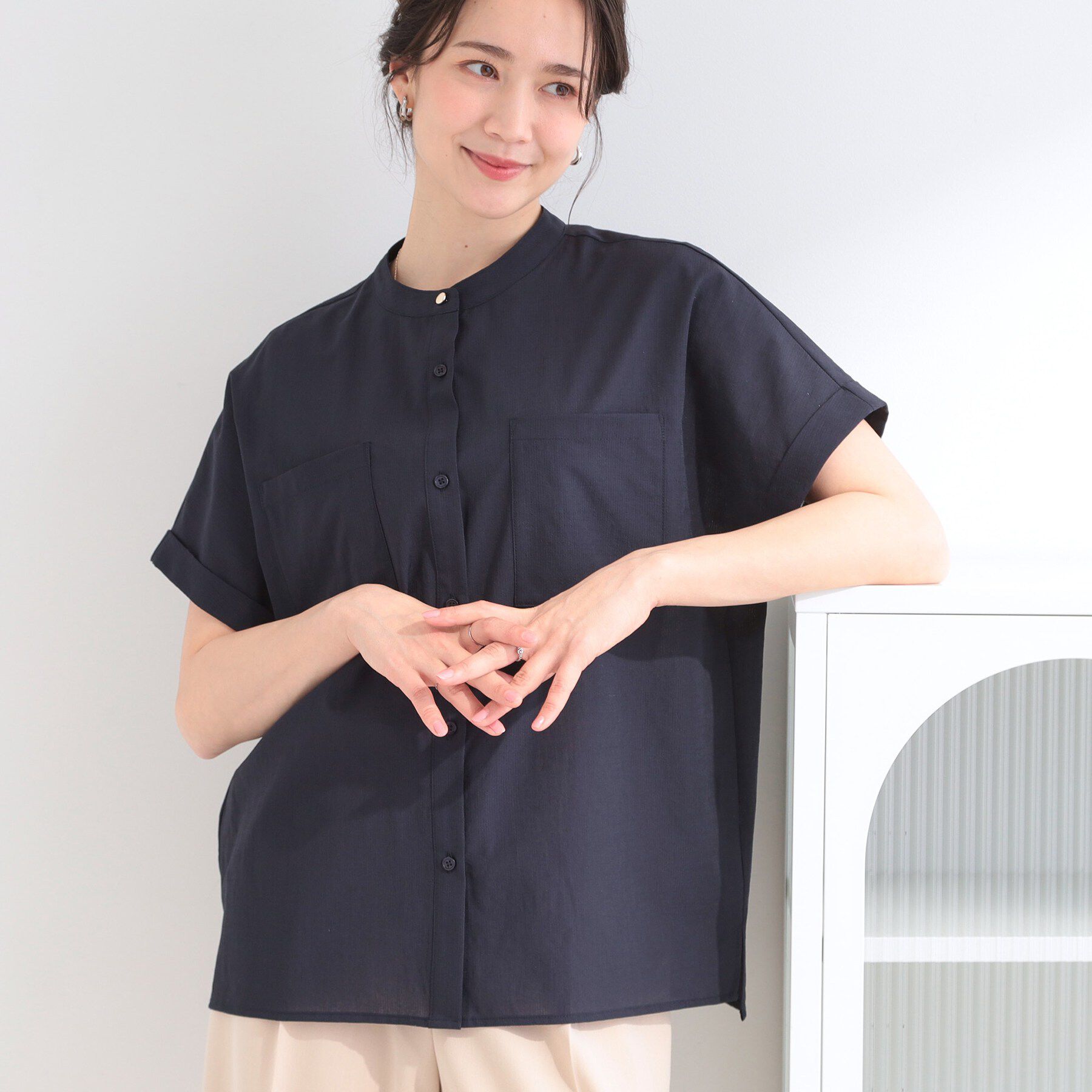 SHOO･LA･RUE「【通気性〇/UV/S-LL】風が通り抜ける ひんやり半袖バンドカラーシアーシャツ」|シャツ・ブラウス|ネイビー(094)