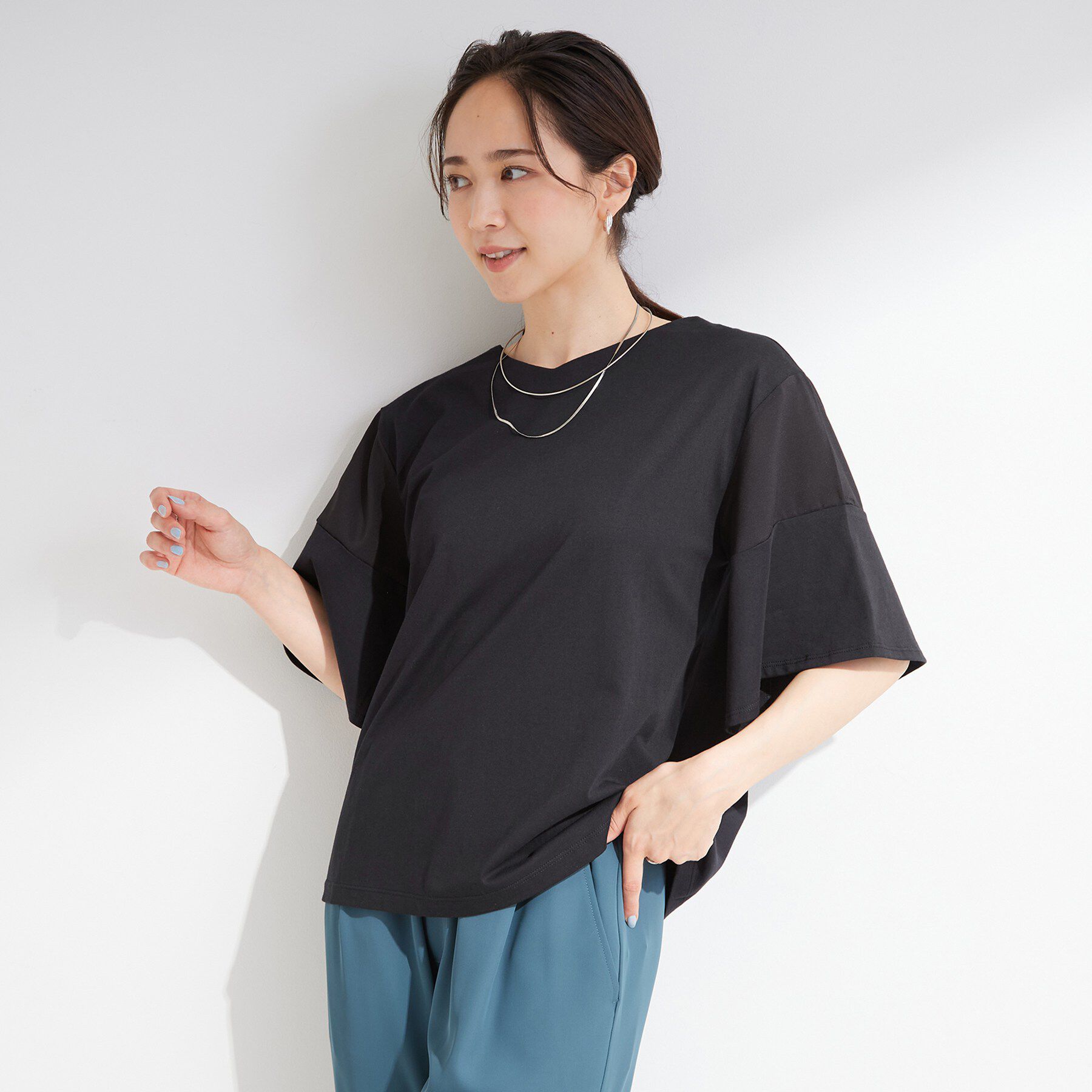 SHOO･LA･RUE「【ひんやり/S-LL/体型カバー】フレアスリーブで二の腕を自然に隠せる 浅VネックTシャツ」|Tシャツ・カットソー|
