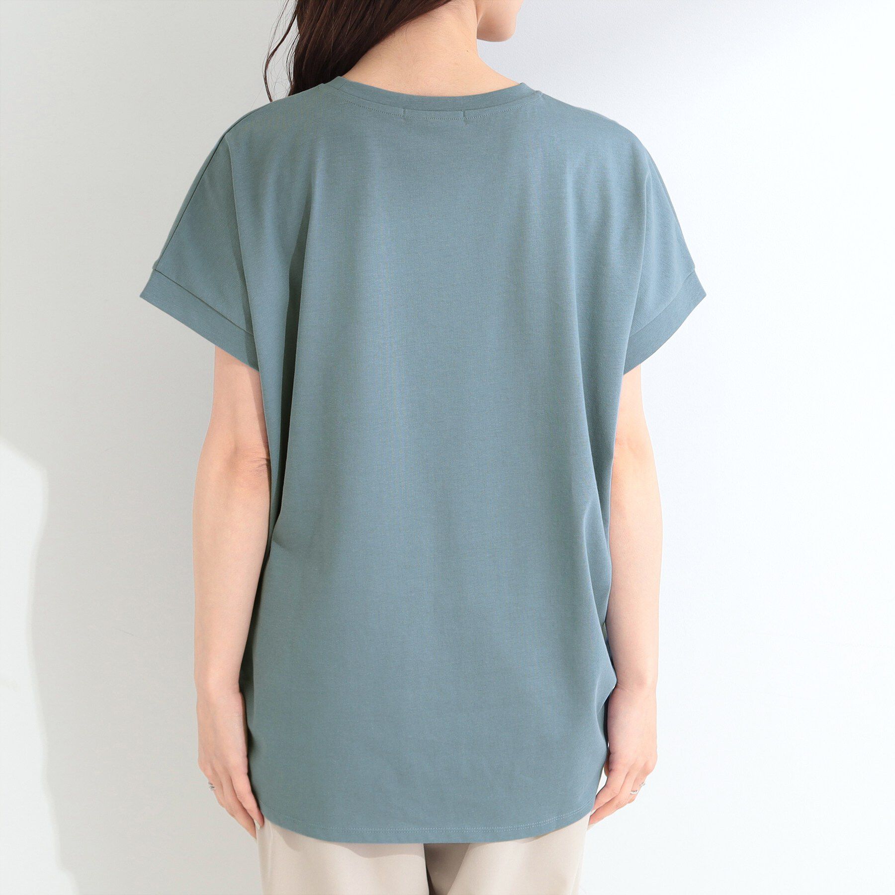 SHOO･LA･RUE「【汗じみ防止/ひんやり/体型カバー】真夏の味方。汗じみが気になりにくい 大人の刺繍ロゴTシャツ」|Tシャツ・カットソー|