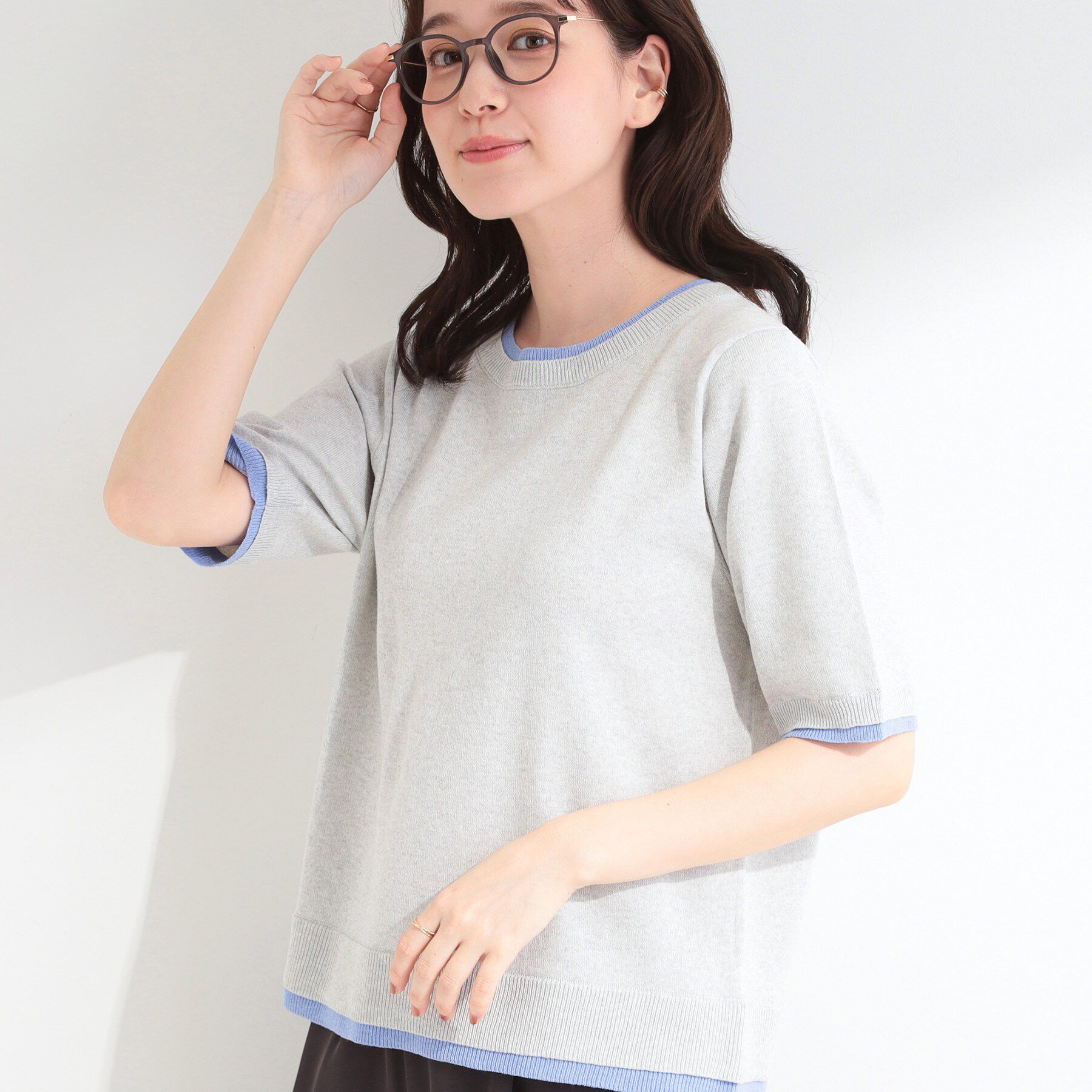 SHOO･LA･RUE「【二の腕隠れる/コットン混】配色使いで差がつく 洗える五分袖ニット」|ニット・セーター|グレー(012)