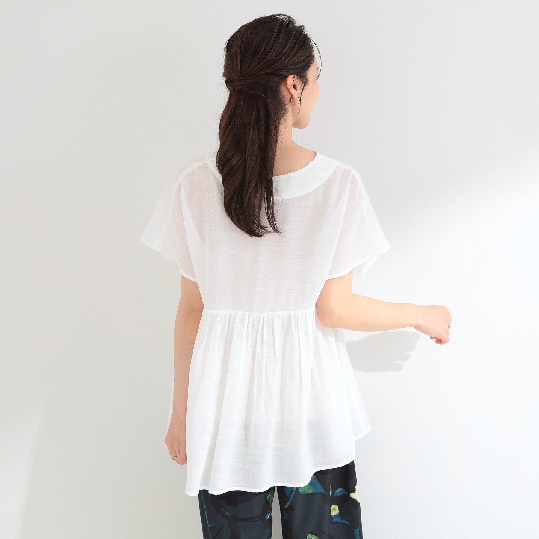 SHOO･LA･RUE「【ひんやり/UV/体型カバー】インせず着られる Vネックギャザーブラウス」|シャツ・ブラウス|
