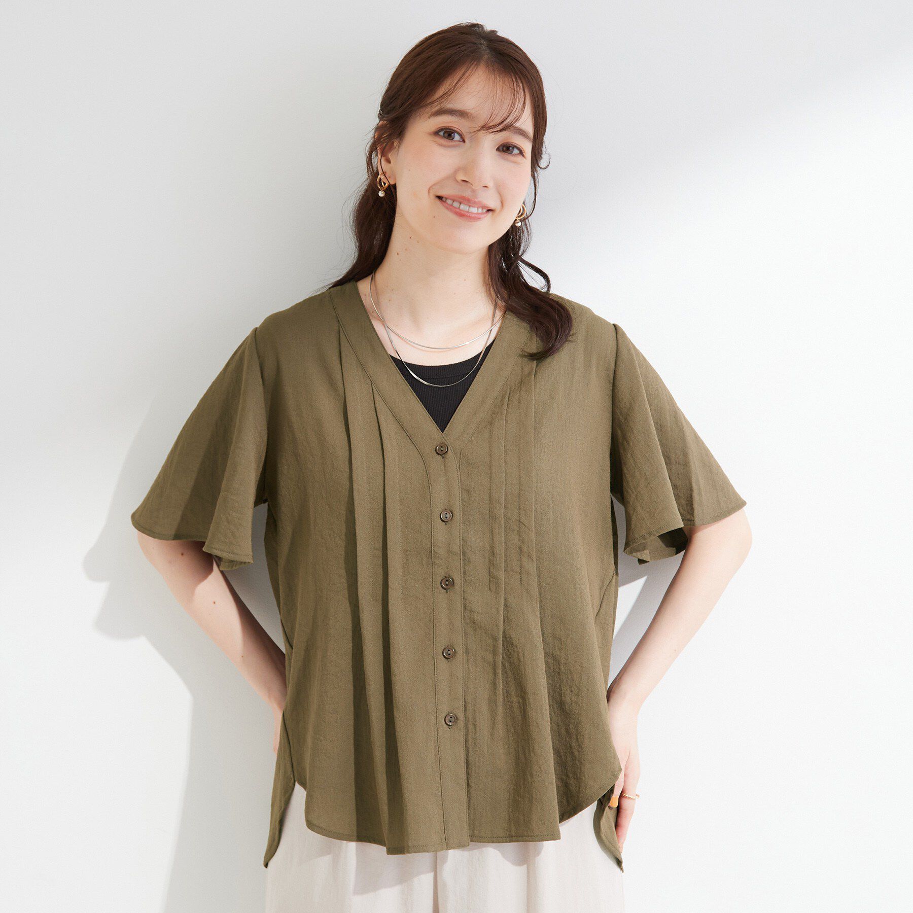 SHOO･LA･RUE「【セットアップ可/洗濯機可】サラっと着られる 麻調Ⅴネックタックブラウス」|シャツ・ブラウス|