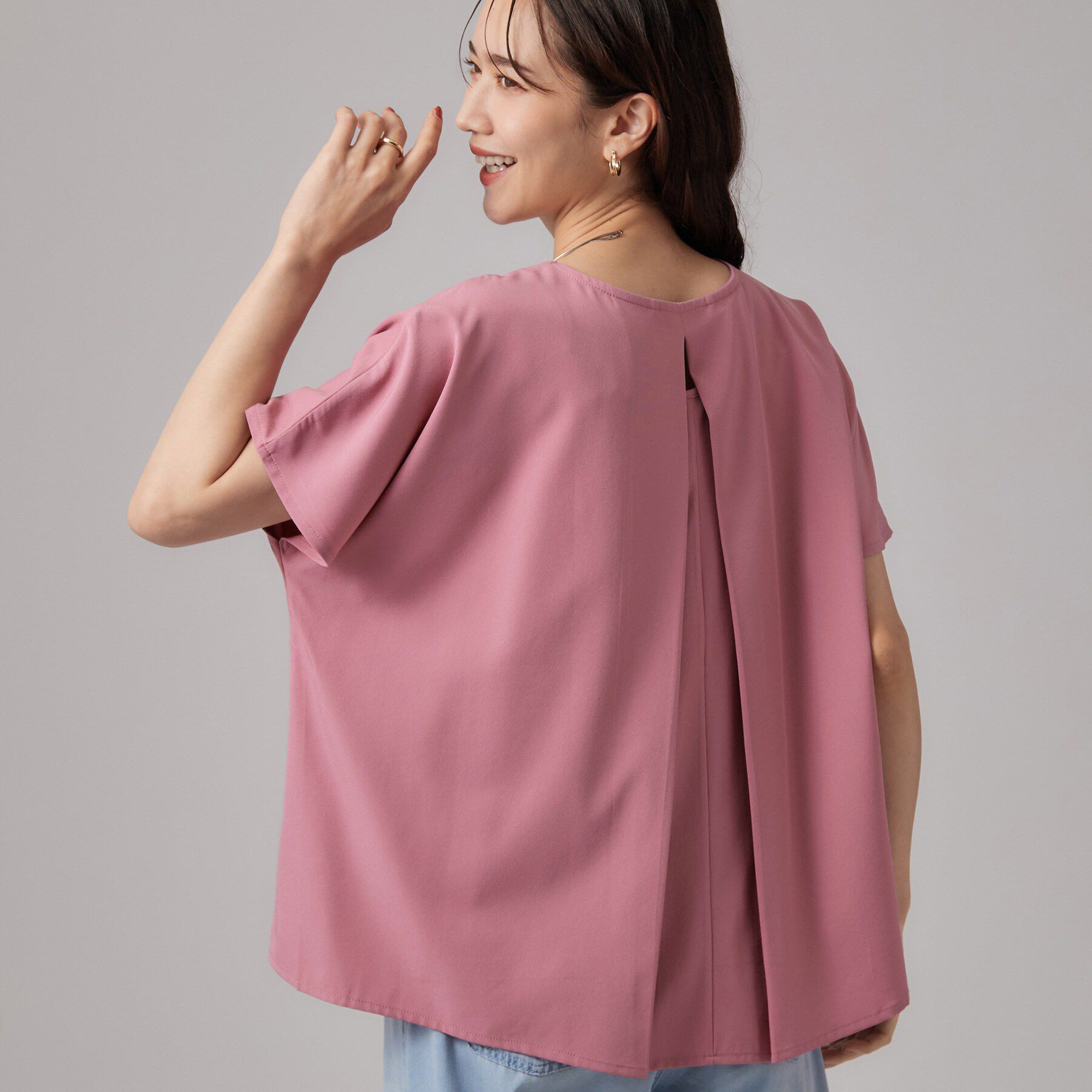 SHOO･LA･RUE「【体型カバー/S-LL】後ろ姿も映える 異素材ドッキングトップス」|Tシャツ・カットソー|ピンク(071)
