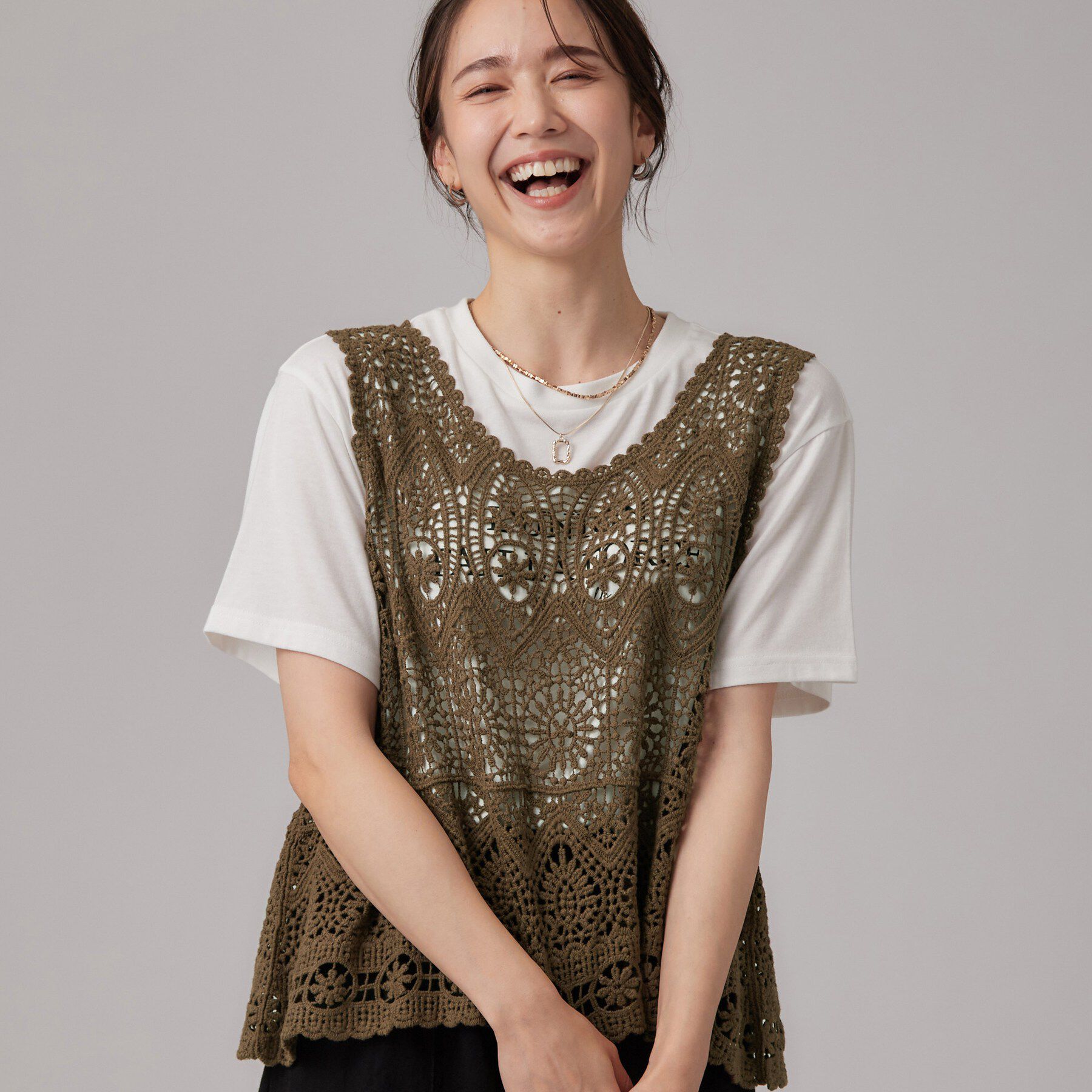 SHOO･LA･RUE「【2点セット/体型カバー】クロシェ編みベスト+ロゴT」|Tシャツ・カットソー|モカブラウン(042