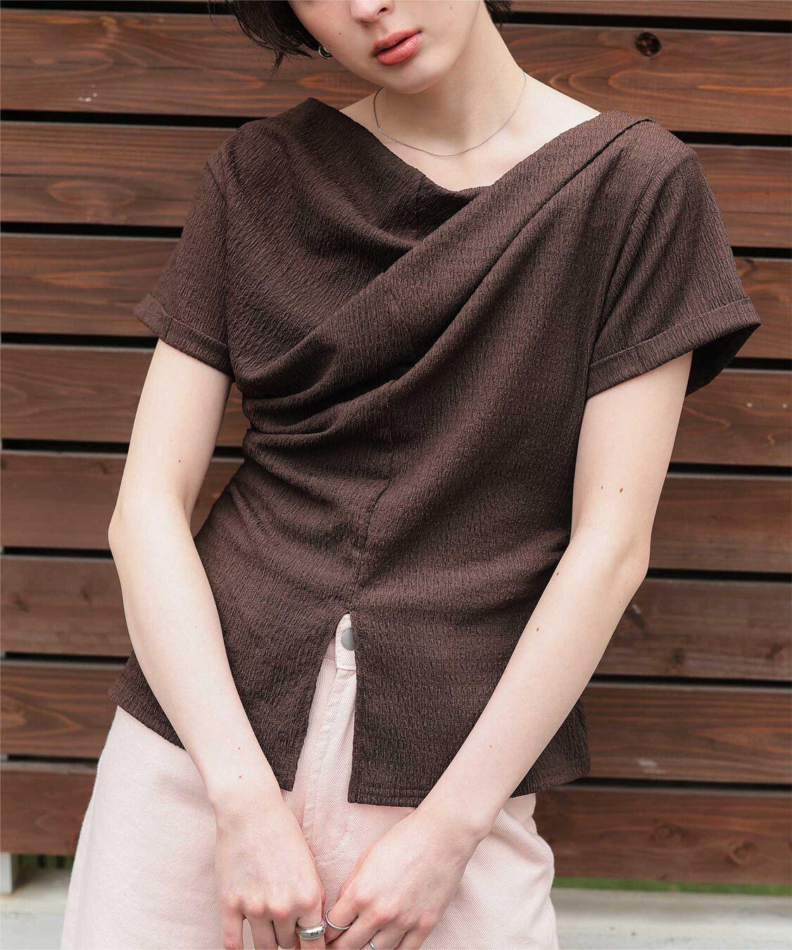 titivate「【ほたるさんコラボアイテム】スリットデザインドレープ半袖Tシャツ」|Tシャツ・カットソー|ダークブラウン