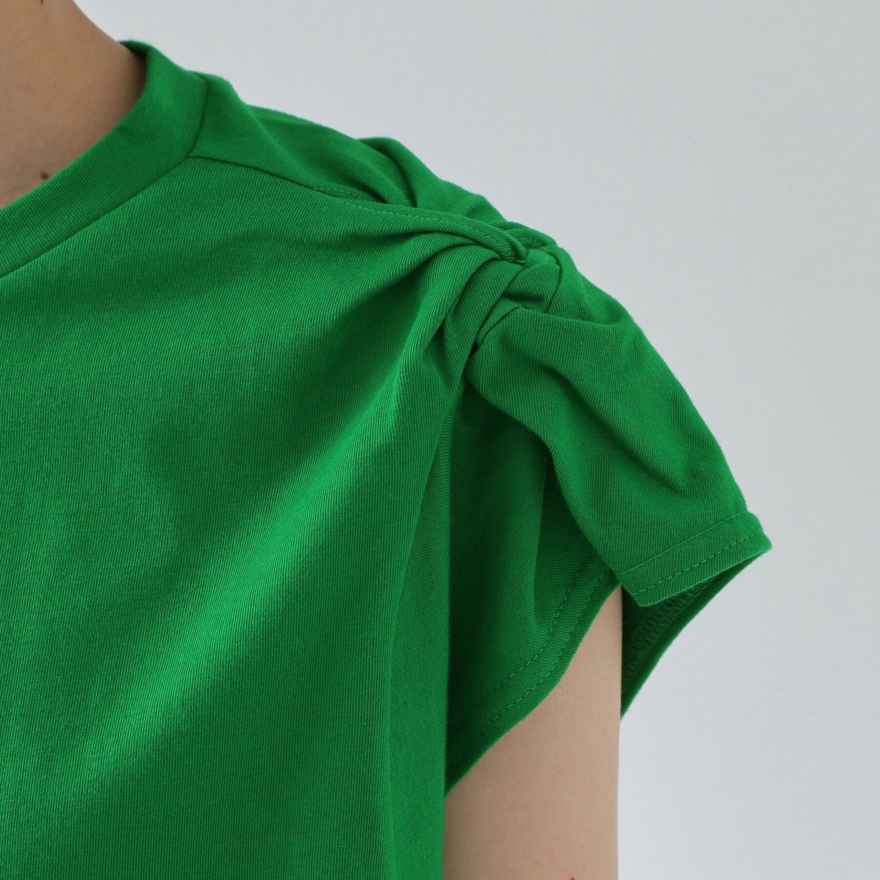 THE SHOP TK「【ひんやり/汗じみ防止】ツイストアクセントトップス」|Tシャツ・カットソー|