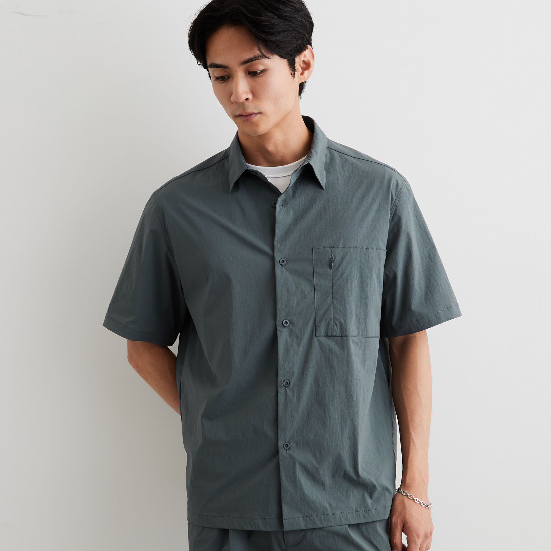THE SHOP TK「【接触冷感/洗濯機OK/セットアップ可】ナイロンストレッチ半袖シャツ」|シャツ・ブラウス|チャコールグレー(0
