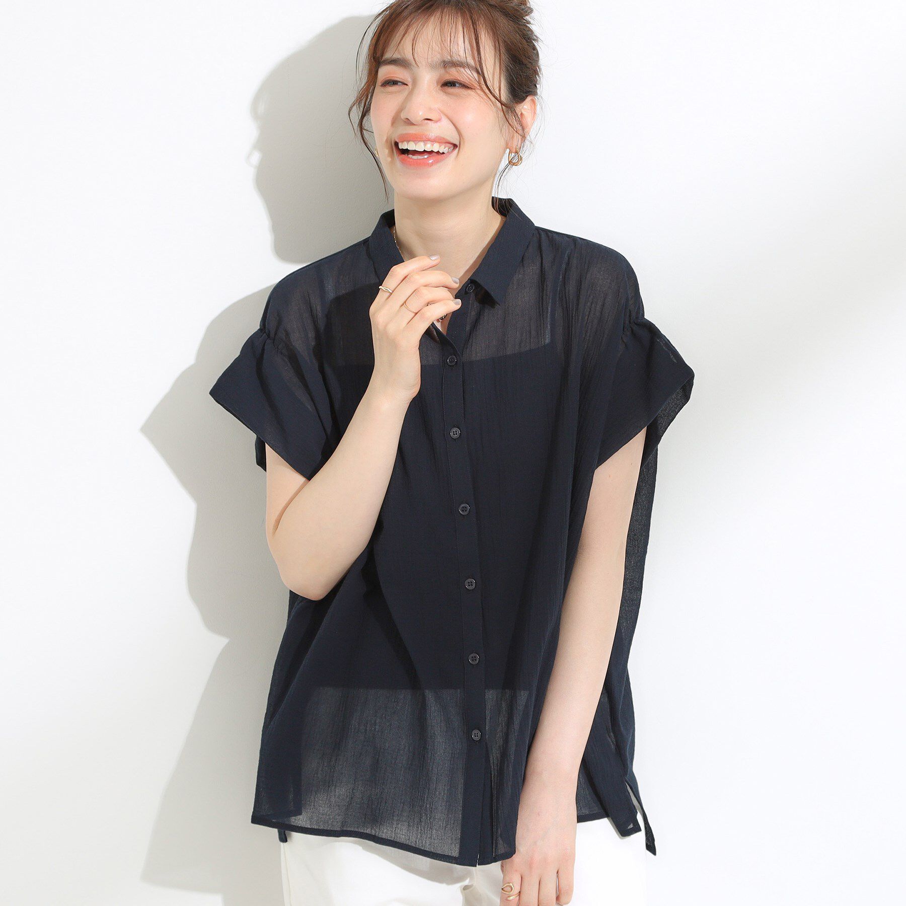 SHOO･LA･RUE「【S-LL】さらシャリコットン 上品なシアー感のデザインシャツ」|シャツ・ブラウス|ネイビー(094)