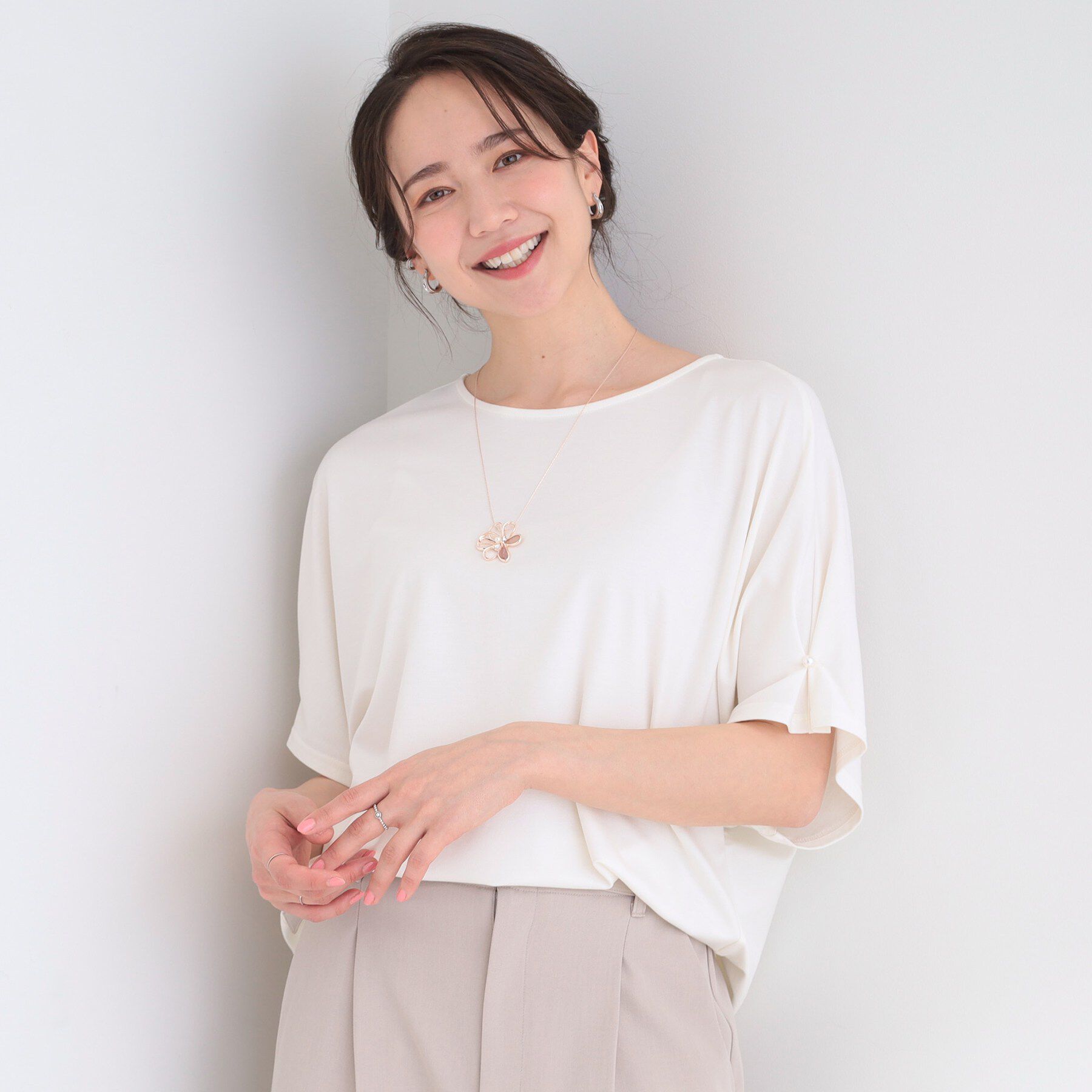 SHOO･LA･RUE「【洗濯機可/S-LL】フェイクパールがアクセント お袖タックドルマンブラウス」|Tシャツ・カットソー|