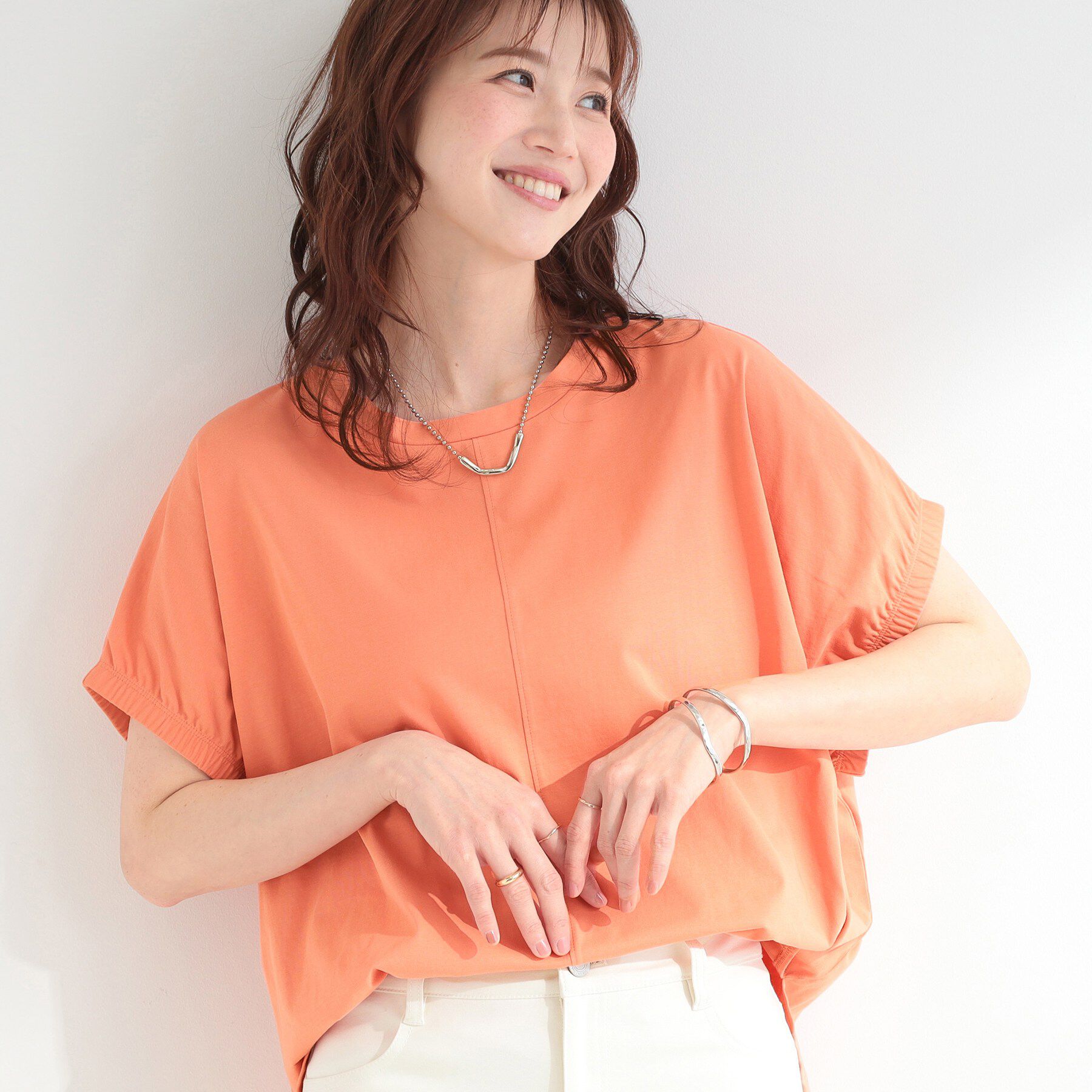 SHOO･LA･RUE「【ひんやり/洗濯機可】シンプルにこなれて見せる お袖ギャザードルマンTシャツ」|Tシャツ・カットソー|オレンジ(067)