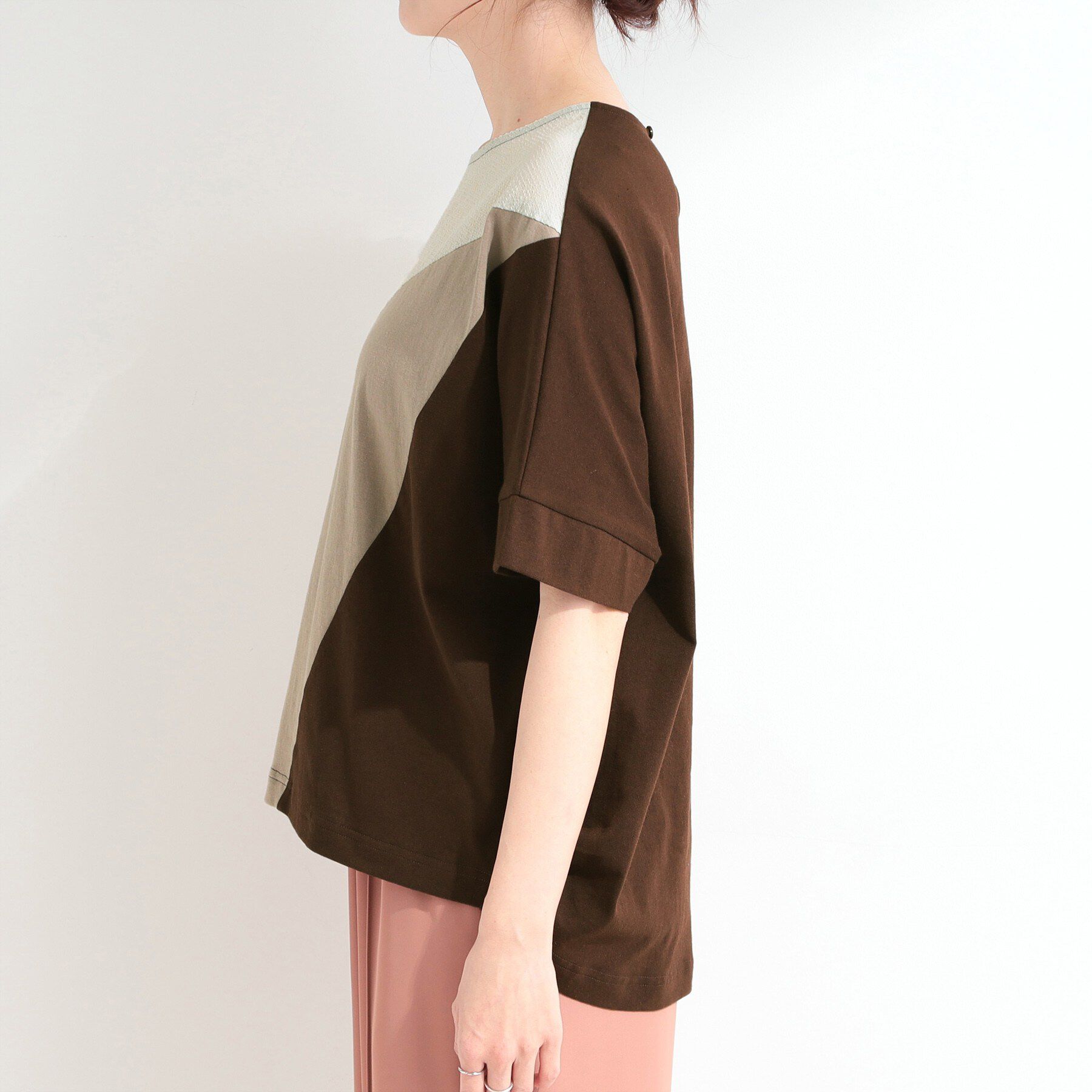 SHOO･LA･RUE「【S-LL/洗濯機可】インしないで着られる ななめ3段切り替えトップス」|Tシャツ・カットソー|