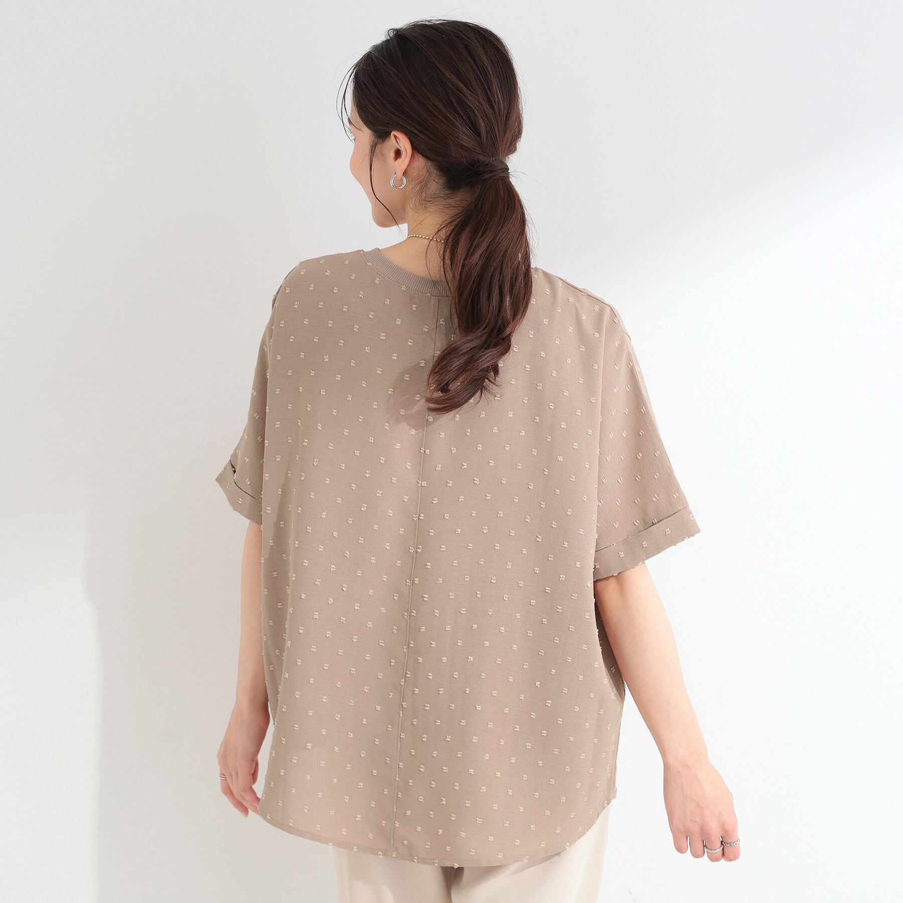 SHOO･LA･RUE「【洗濯後しわになりにくい/体型カバー】ドビードットで上品に ドルマントップス」|シャツ・ブラウス|