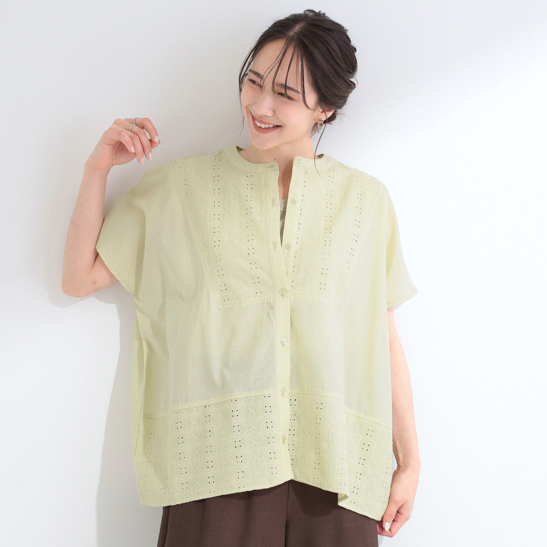 SHOO･LA･RUE「【体型カバー/S~LL】インせず着られて刺繍が目を引く 切替ノーカラーブラウス」|シャツ・ブラウス|