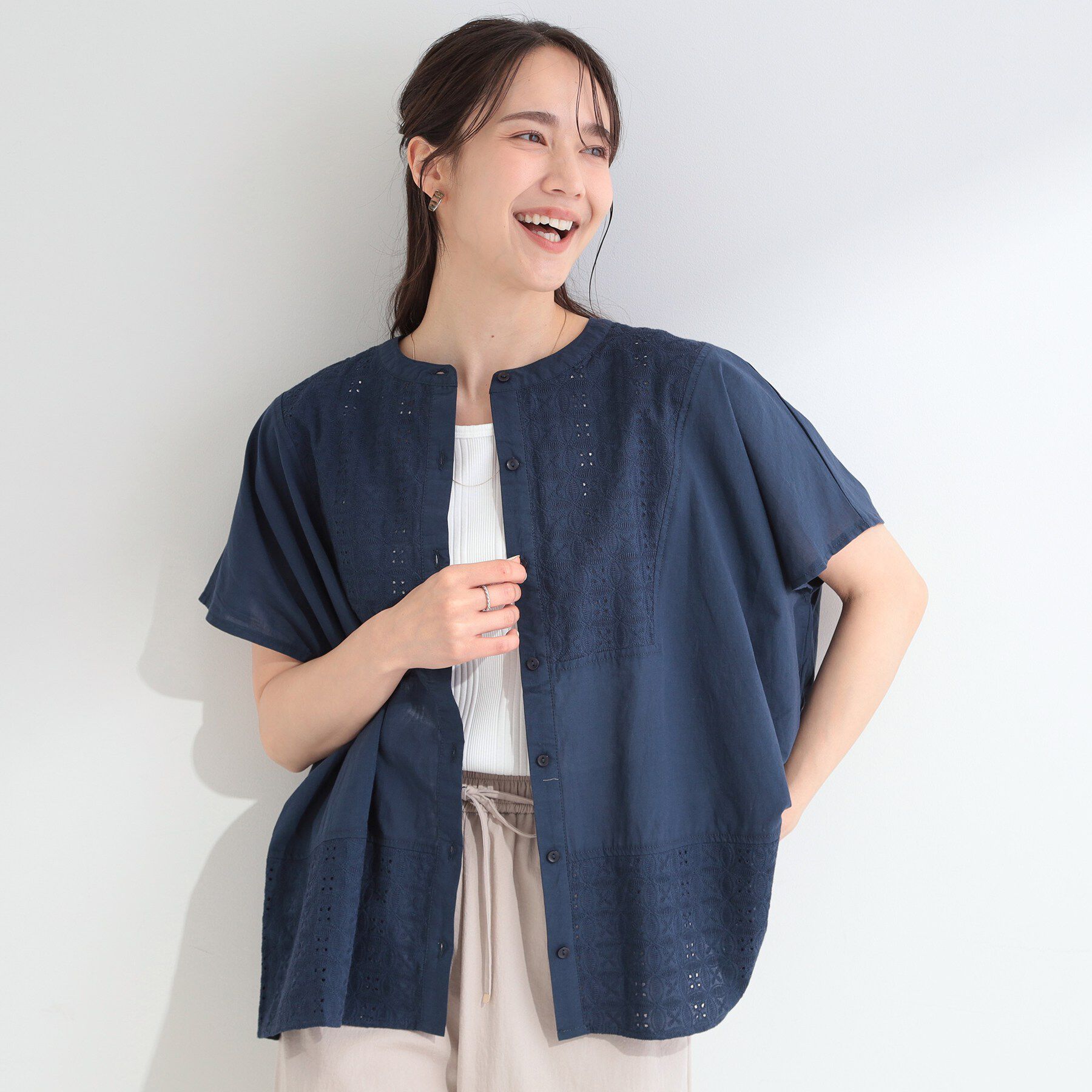 SHOO･LA･RUE「【体型カバー/S~LL】インせず着られて刺繍が目を引く 切替ノーカラーブラウス」|シャツ・ブラウス|
