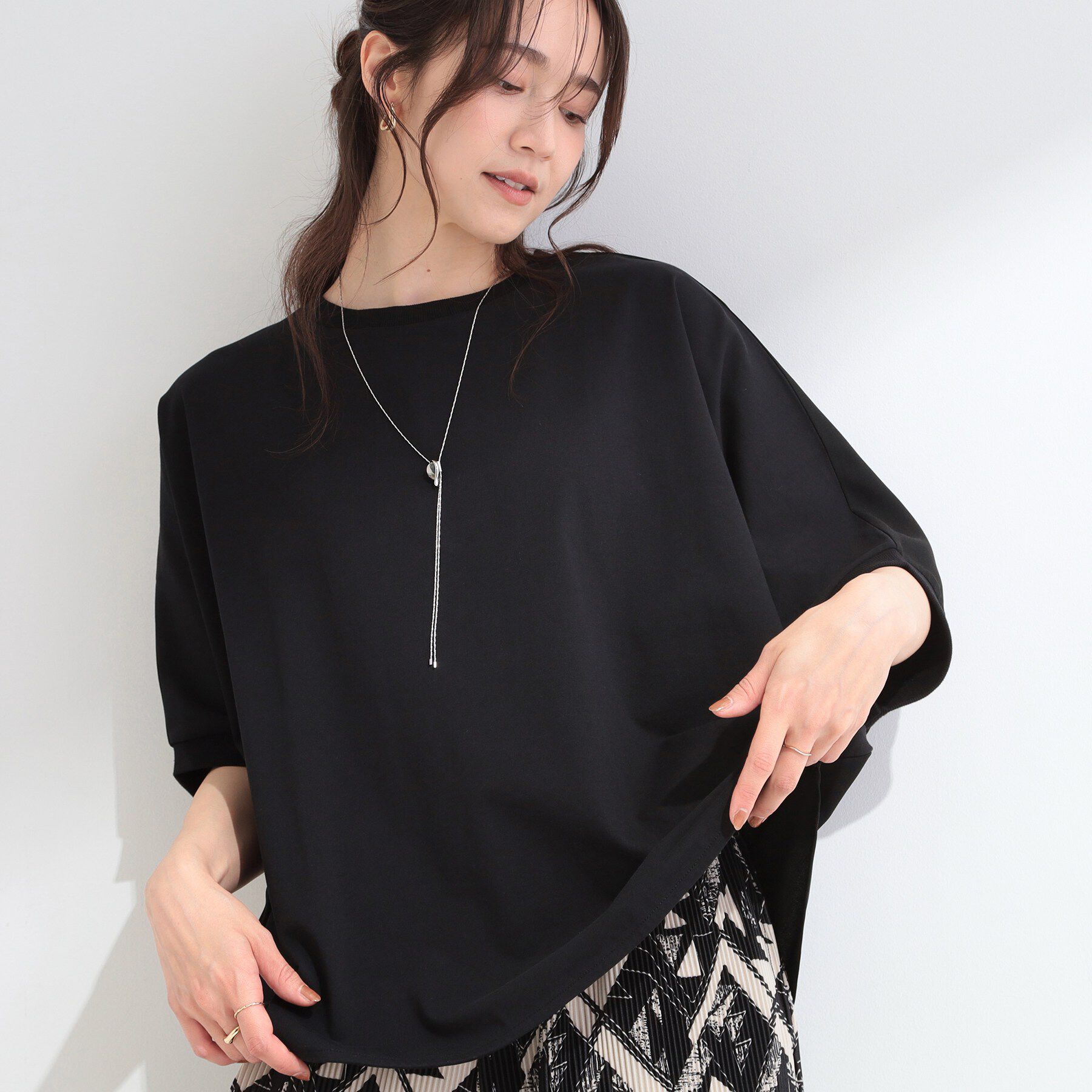 SHOO･LA･RUE「【ひんやり/体型カバー/洗濯機可】二の腕隠れる 前後切替ドルマンTシャツ」|Tシャツ・カットソー|ブラック(019)
