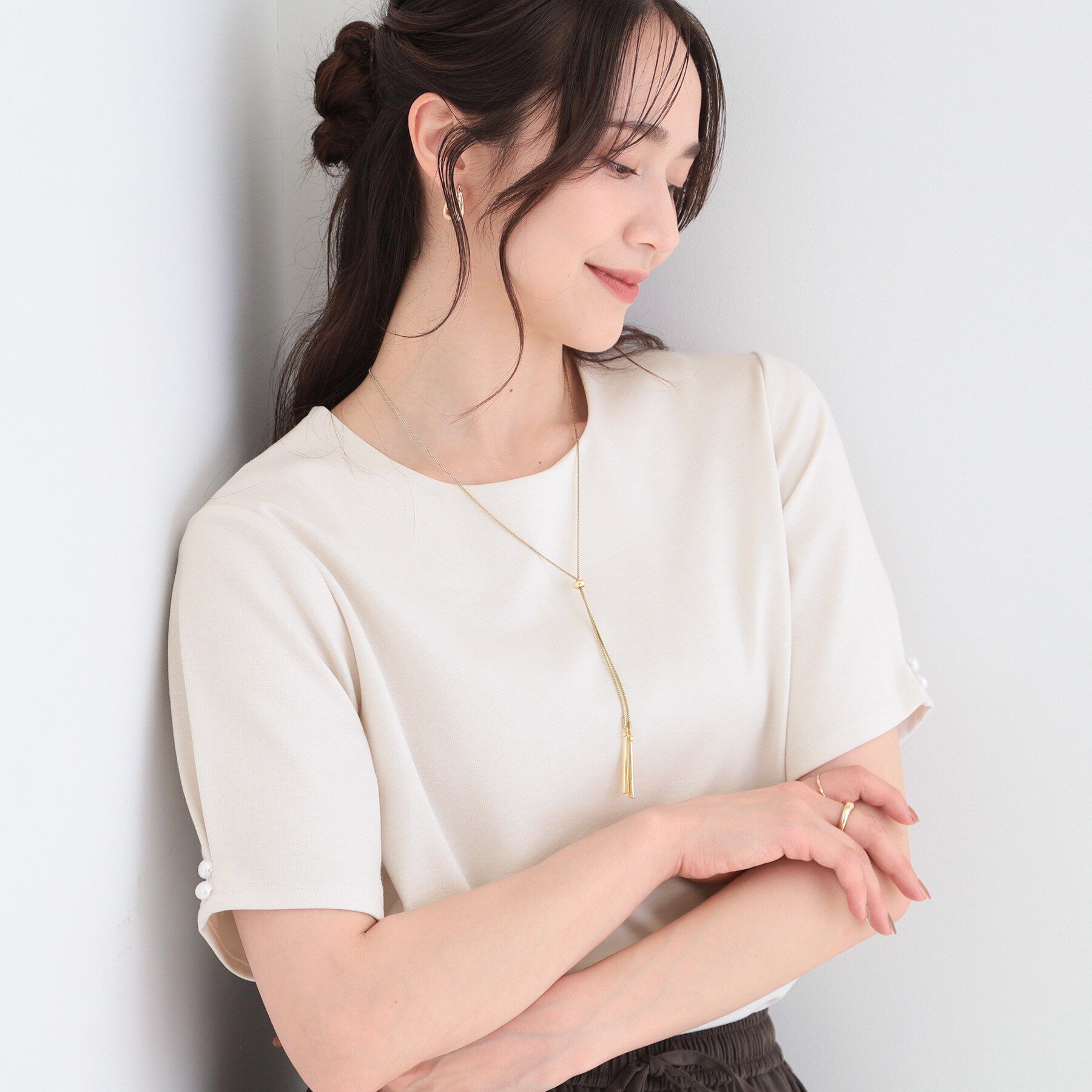 SHOO･LA･RUE「【2点セット/洗濯機可/S-LL】ネックレス付き お袖パールブラウス」|Tシャツ・カットソー|オフホワイト(003