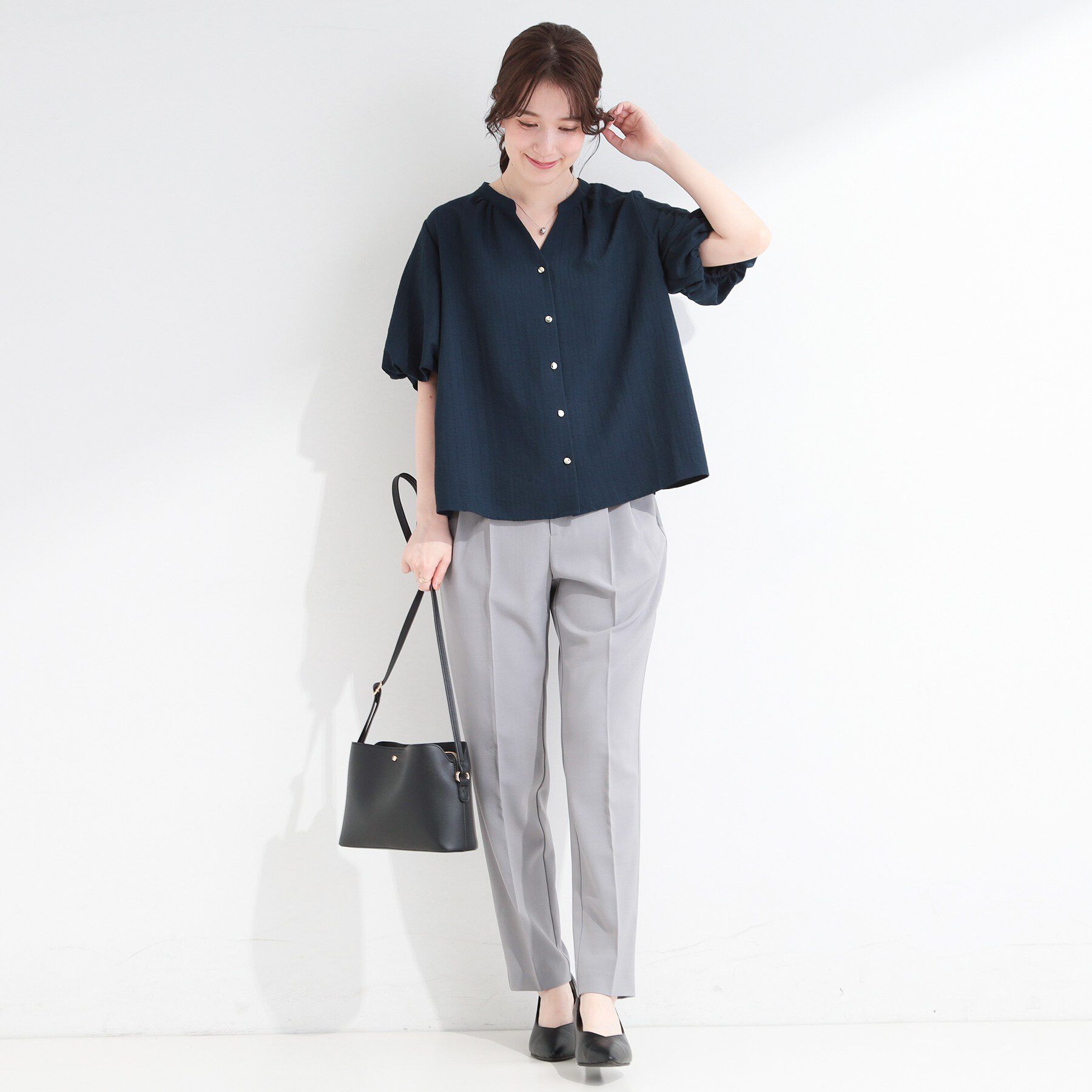 SHOO･LA･RUE「【洗濯機可】バルーンスリーブで二の腕カバー キーネック5分袖ブラウス」|シャツ・ブラウス|