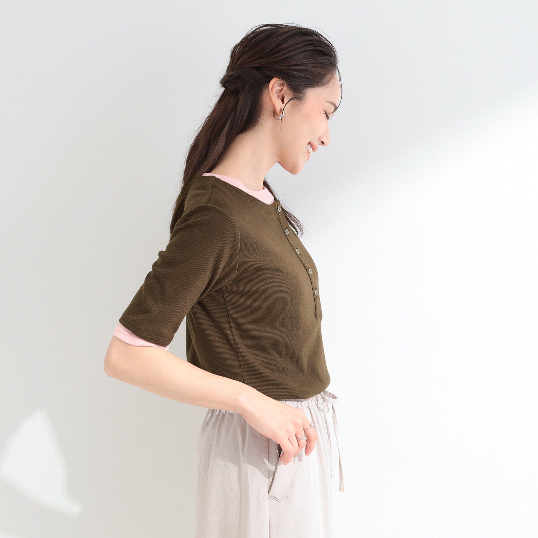 SHOO･LA･RUE「【S-LL/洗濯機可】二の腕隠れる 配色レイヤード風 ヘンリーネック5分袖Tシャツ」|Tシャツ・カットソー|