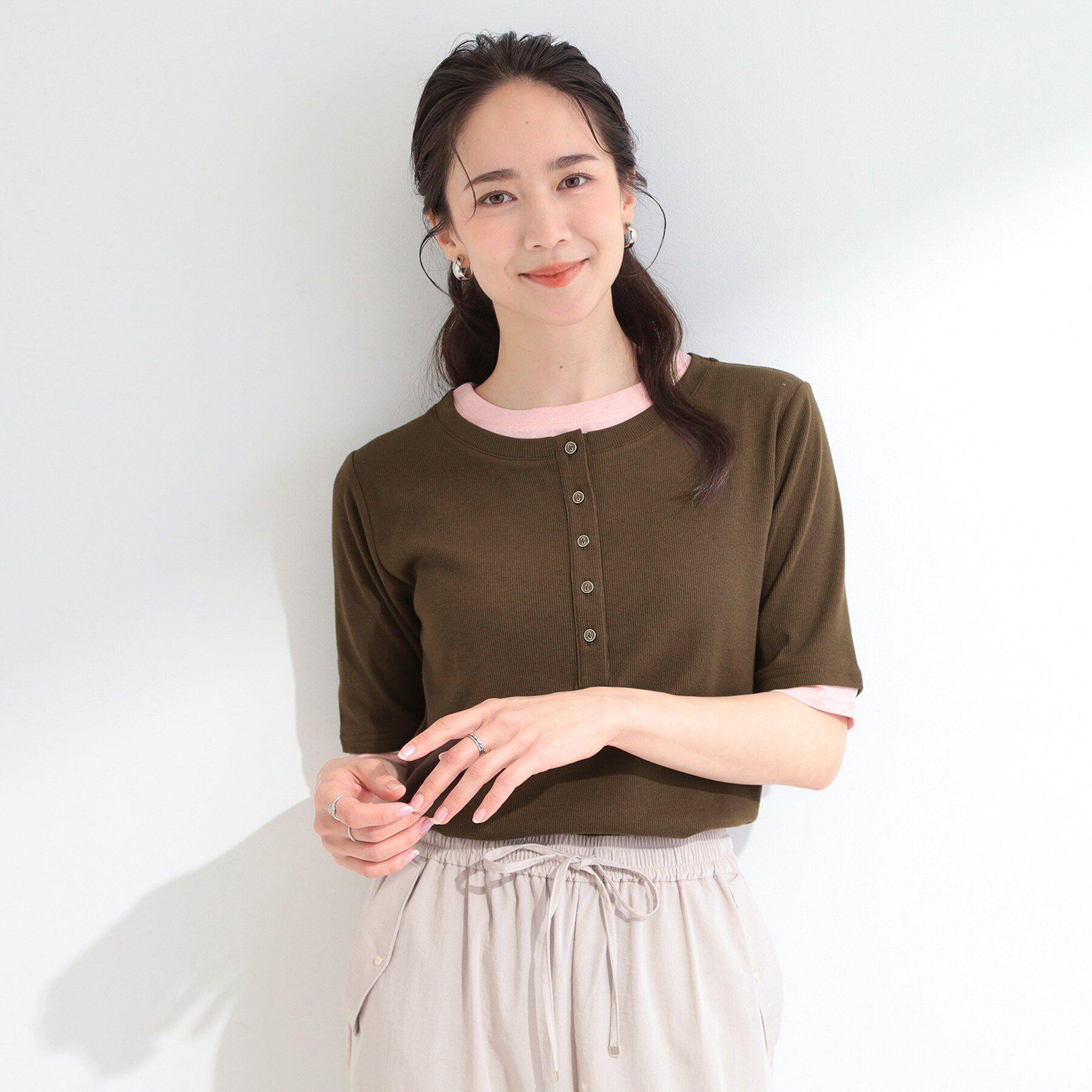 SHOO･LA･RUE「【S-LL/洗濯機可】二の腕隠れる 配色レイヤード風 ヘンリーネック5分袖Tシャツ」|Tシャツ・カットソー|