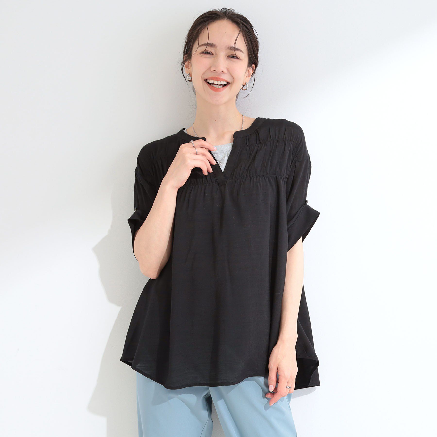 SHOO･LA･RUE「【ひんやり/UV】お袖の長さが調整出来る シャーリングスキッパーブラウス」|シャツ・ブラウス|