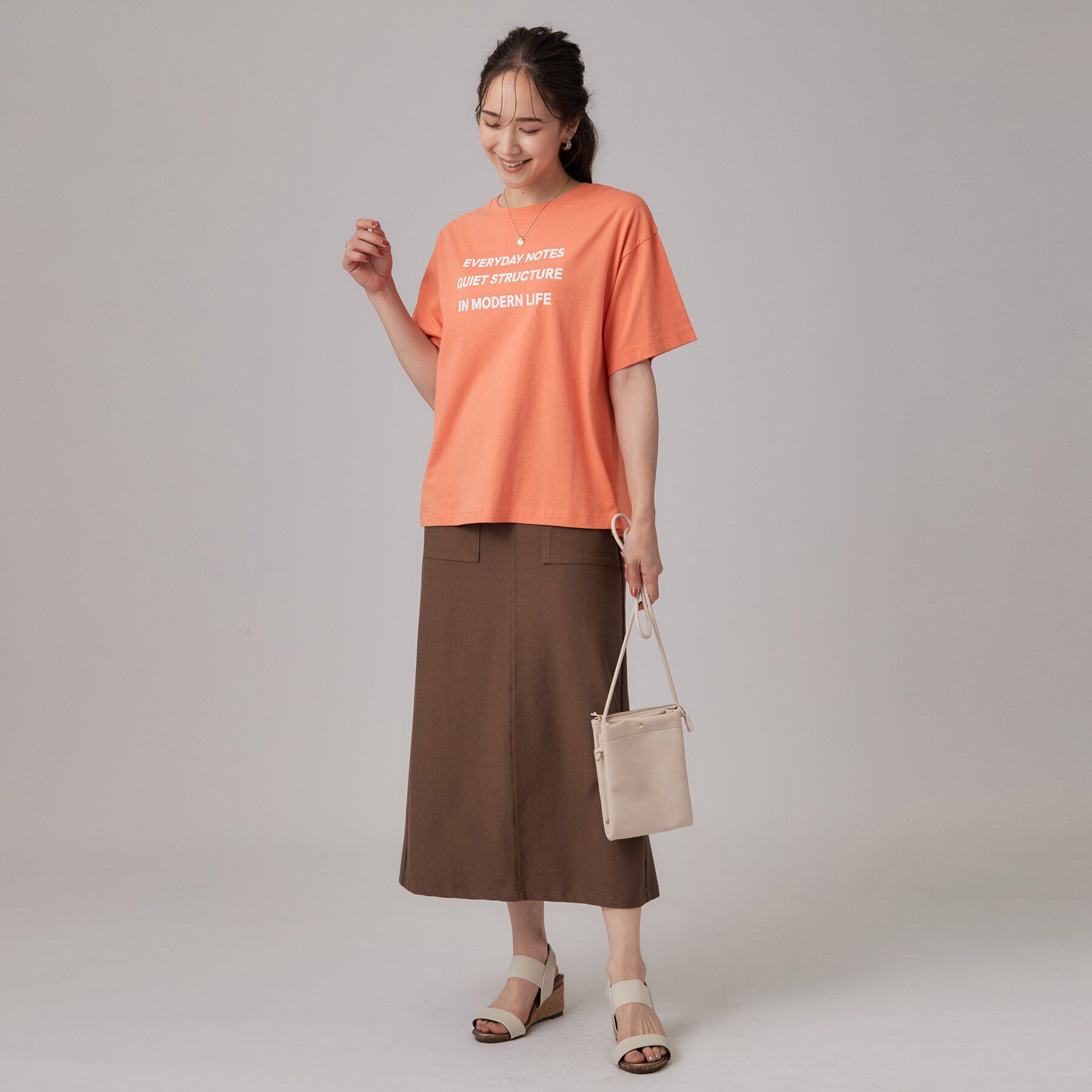 SHOO･LA･RUE「【S-LL】大人っぽく着られる ジェルロゴプリントTシャツ」|Tシャツ・カットソー|
