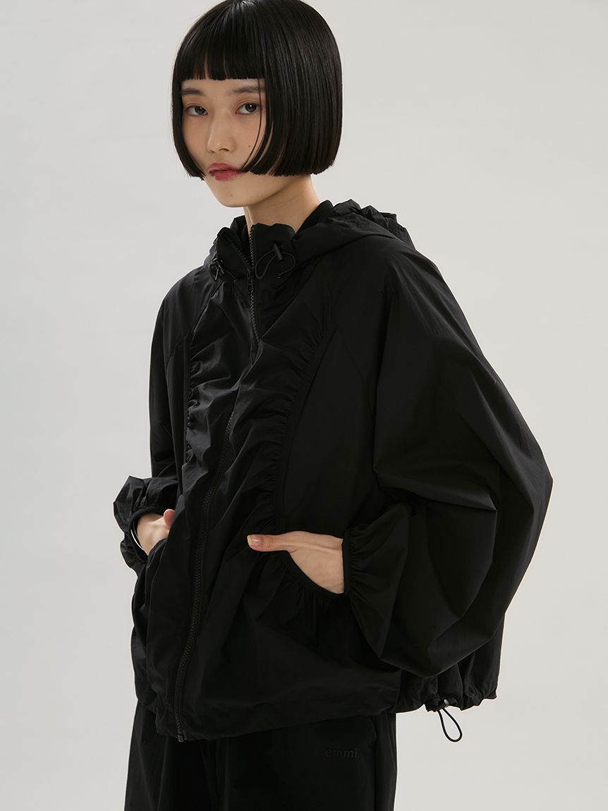 emmi atelier「【ONLINE限定カラーあり】ギャザーディテールナイロンブルゾン【セットアップ対応】/撥水」|ブルゾン・スタジャン|