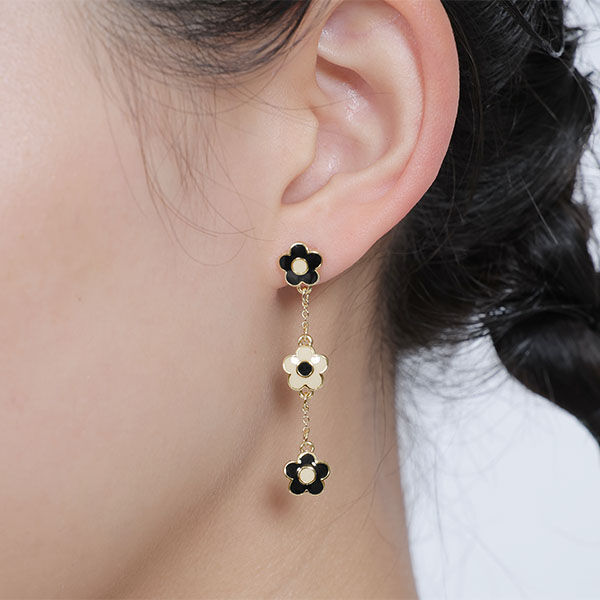 MARY QUANT「コネクトエポデイジー ピアス」|ピアス|