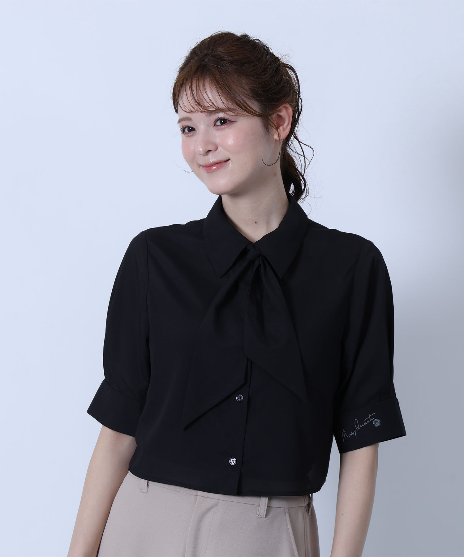 MARY QUANT「スカーフ付きクロップド ブラウス」|シャツ・ブラウス|ブラック