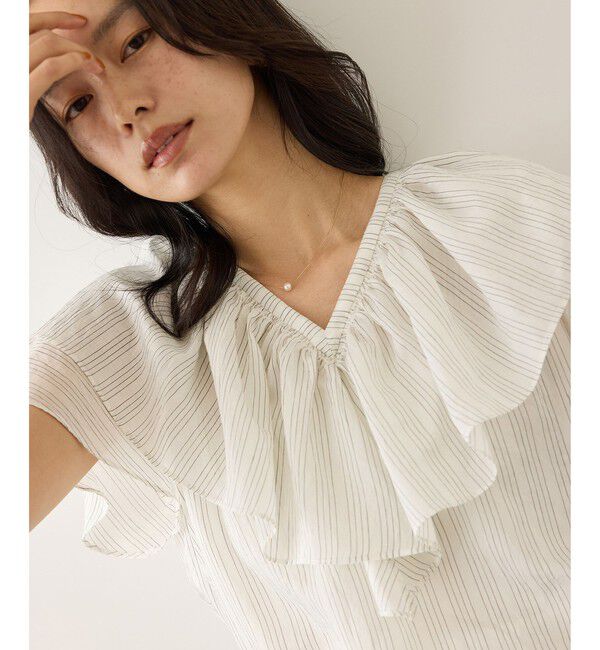 ROPE「【WEB限定カラー】Vネックフリルブラウス(無地・ピンストライプ)/イージーケア」|シャツ・ブラウス|