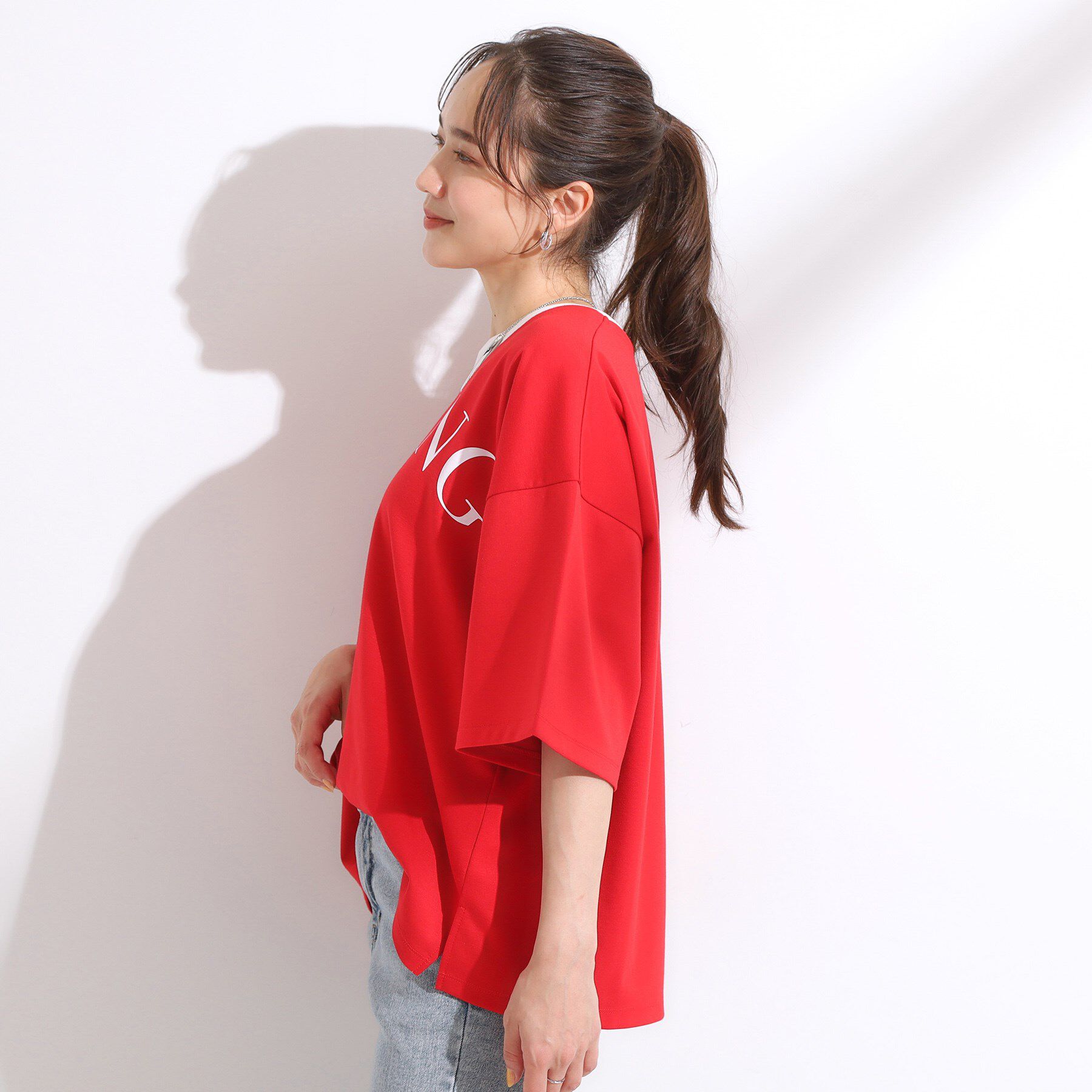 SHOO･LA･RUE「【洗える】Vネックですっきり見え ロゴトップス」|Tシャツ・カットソー|