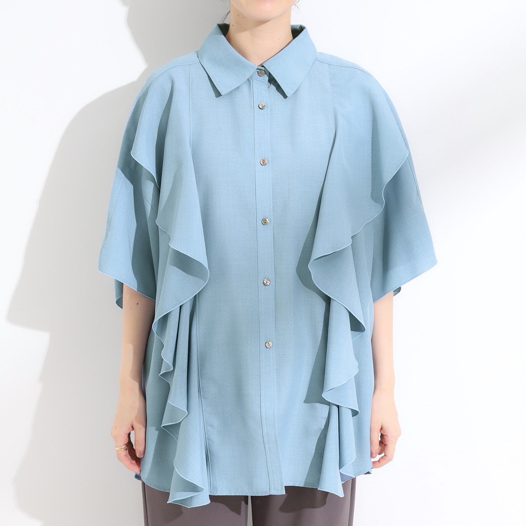 SHOO･LA･RUE「【洗える/S-LL】大きめのフリルが印象的 デザインブラウス」|チュニック|