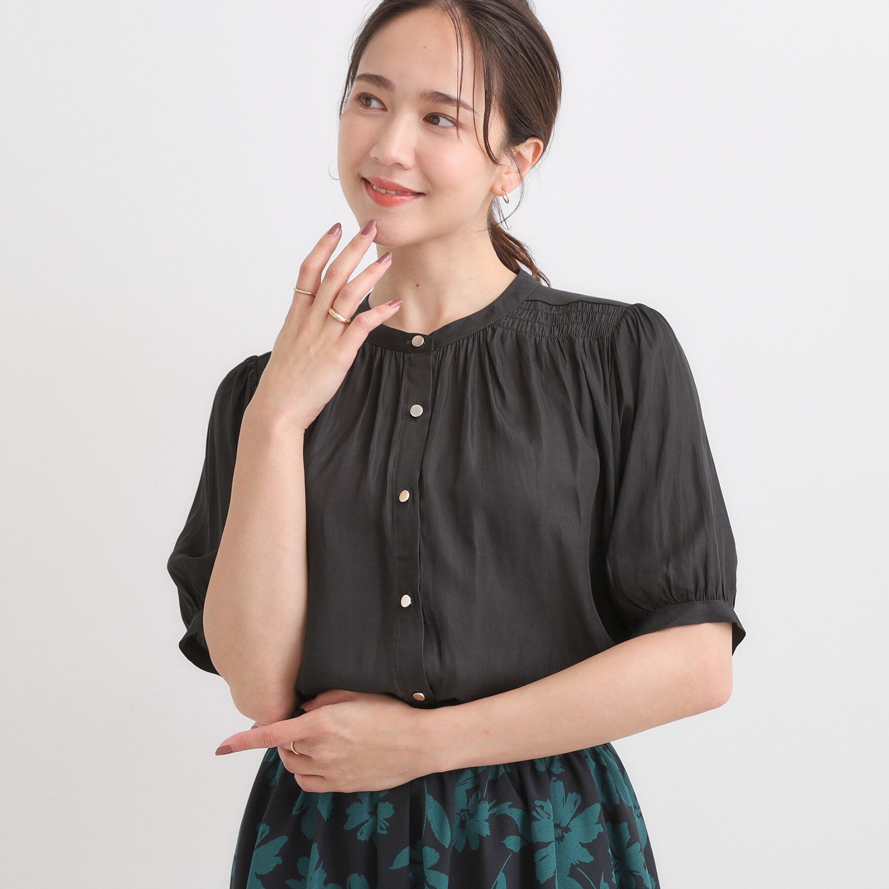 SHOO･LA･RUE「【洗える/S-LL】大人上品な印象のサテン5分袖ブラウス」|シャツ・ブラウス|チャコールグレー(0