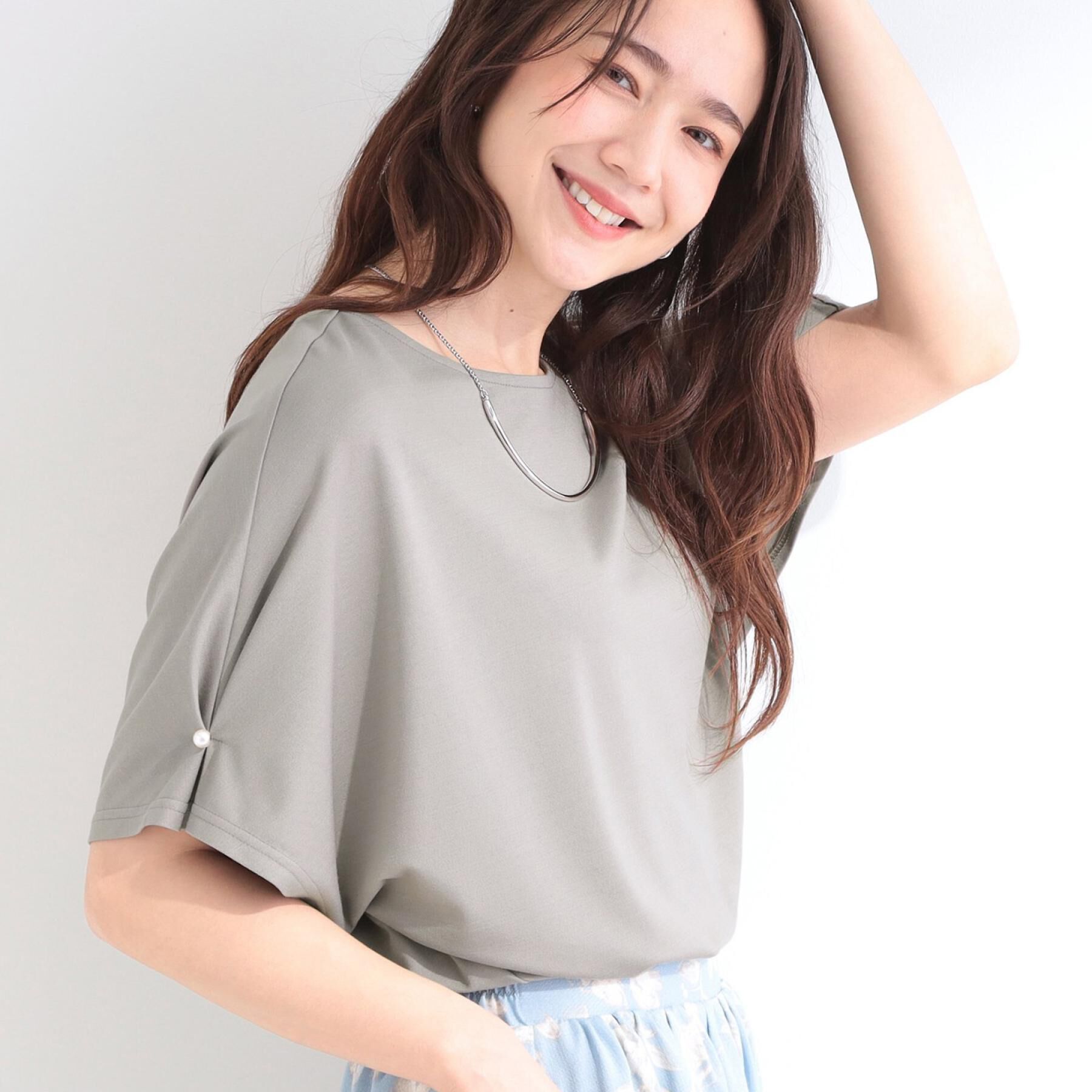 SHOO･LA･RUE「【洗濯機可/S-LL】フェイクパールがアクセント お袖タックドルマンブラウス」|Tシャツ・カットソー|グレー(012)