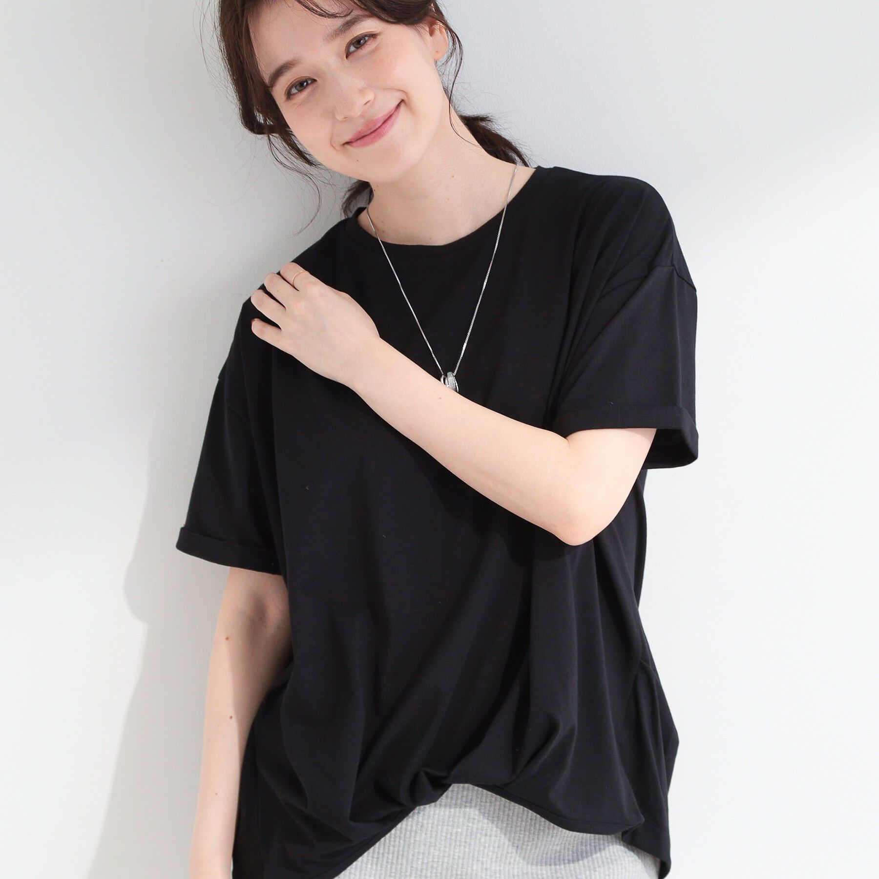 SHOO･LA･RUE「【ひんやり/体型カバー/S-LL】インせず決まる フロントタックデザインTシャツ」|Tシャツ・カットソー|ブラック(019)
