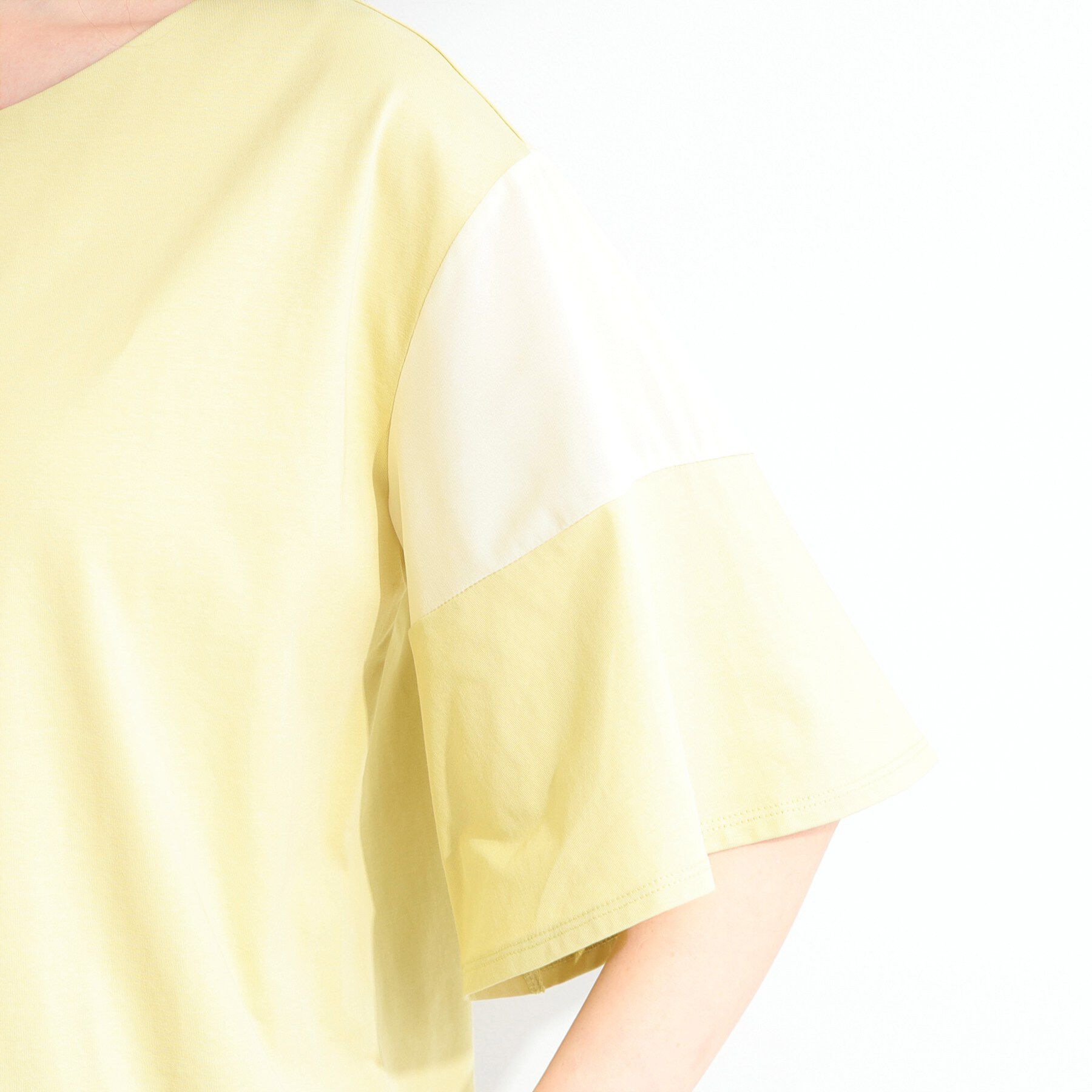 SHOO･LA･RUE「【ひんやり/S-LL/体型カバー】フレアスリーブで二の腕を自然に隠せる 浅VネックTシャツ」|Tシャツ・カットソー|