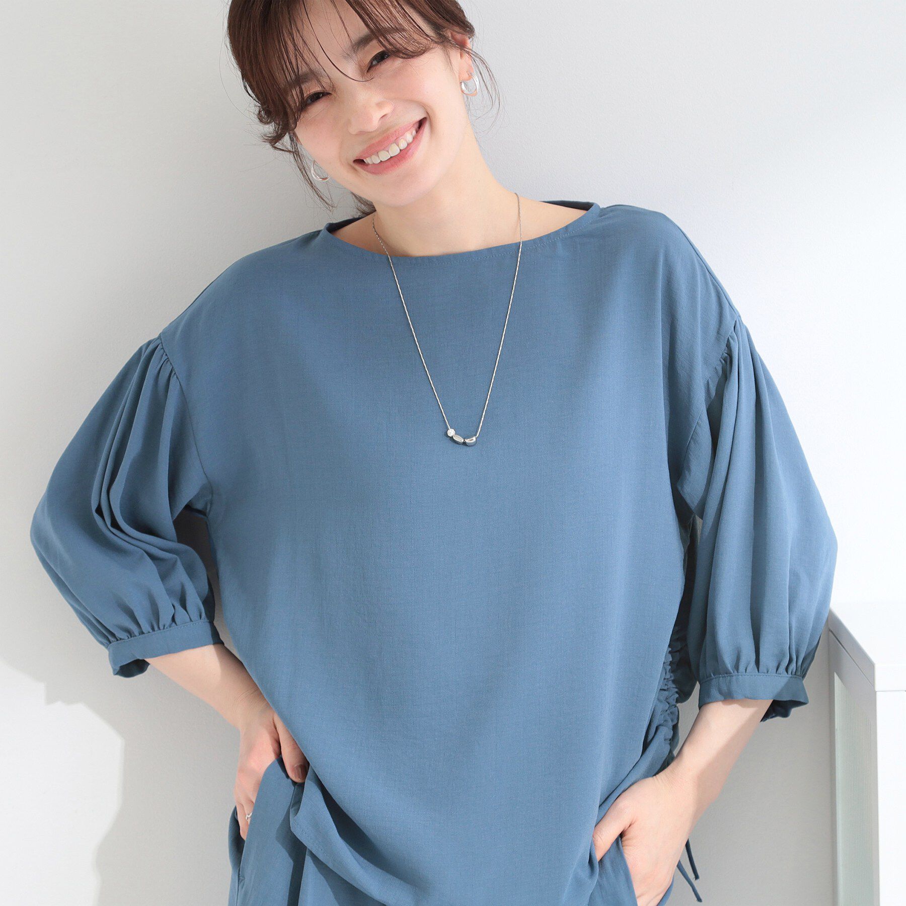 SHOO･LA･RUE「【セットアップ可/S-LL/洗濯機可】体型カバーも叶う さらり麻調シャーリングブラウス」|シャツ・ブラウス|ブルー(092)