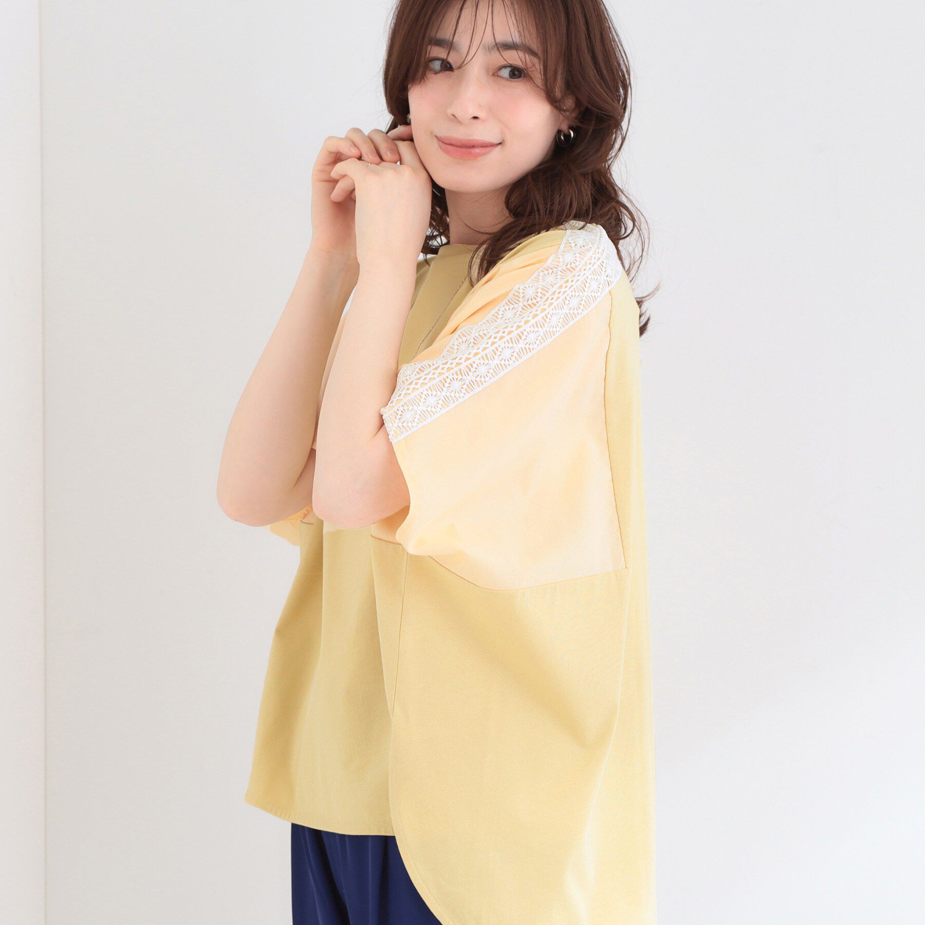SHOO･LA･RUE「【ひんやり/洗濯機可/体型カバー】インせず着られる 肩レース切り替えポンチョ風トップス」|Tシャツ・カットソー|イエロー(031)