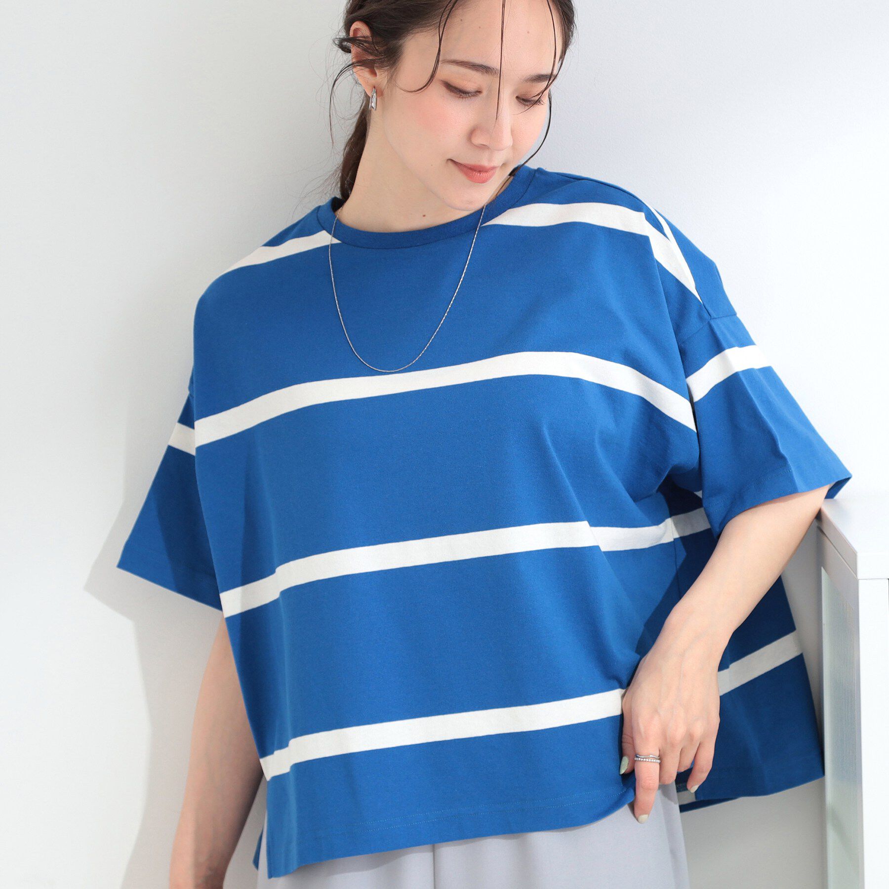SHOO･LA･RUE「【ひんやり/S-LL】涼しげで爽やか 太ボーダー斜め切り替えTシャツ」|Tシャツ・カットソー|ブルー(393)