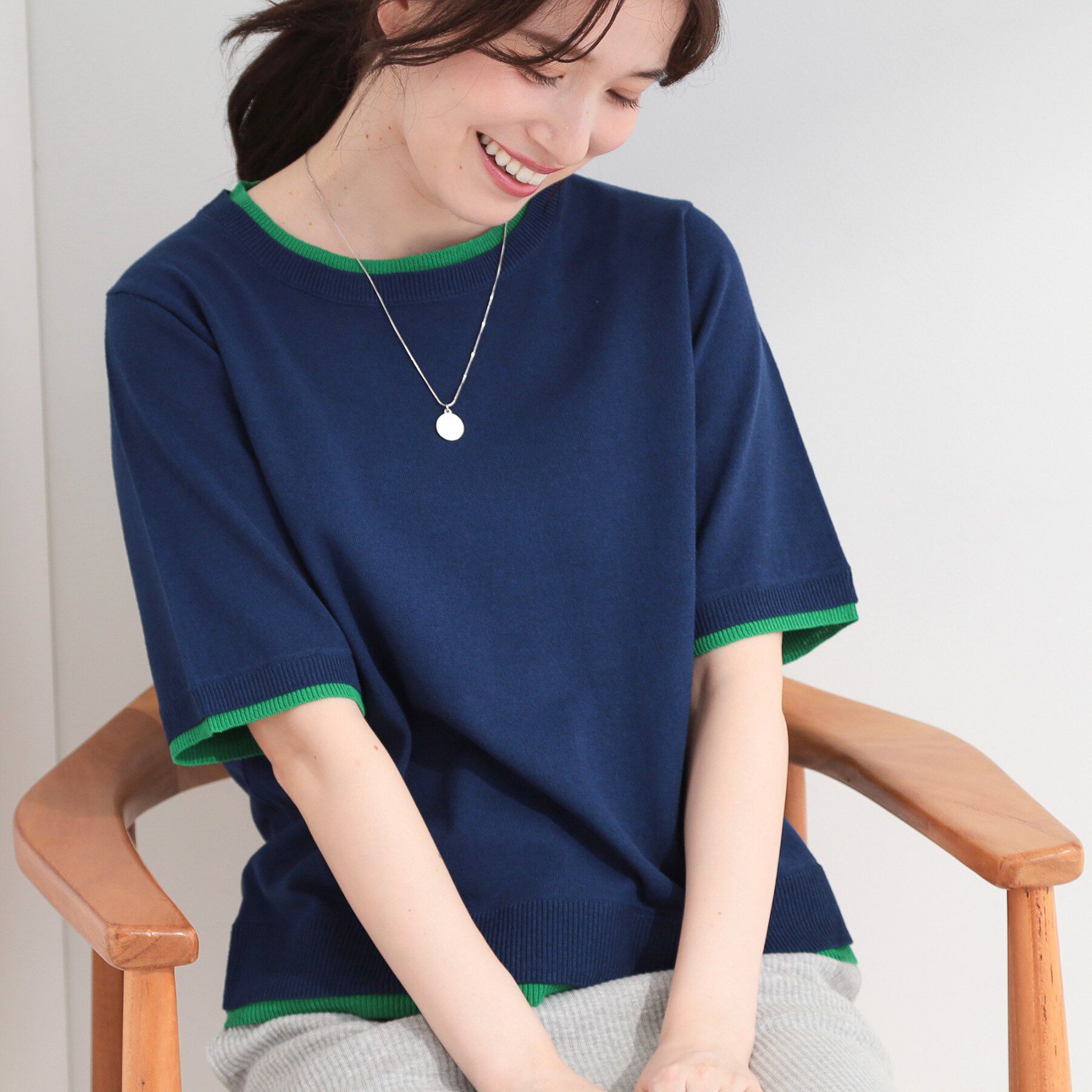 SHOO･LA･RUE「【二の腕隠れる/コットン混】配色使いで差がつく 洗える五分袖ニット」|ニット・セーター|ネイビー(094)