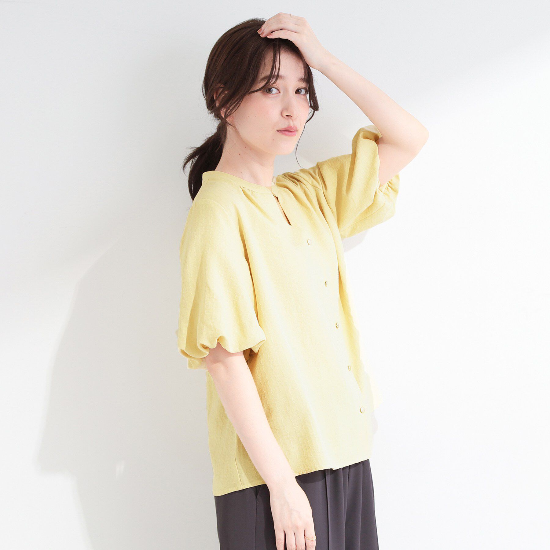 SHOO･LA･RUE「【洗濯機可】バルーンスリーブで二の腕カバー キーネック5分袖ブラウス」|シャツ・ブラウス|
