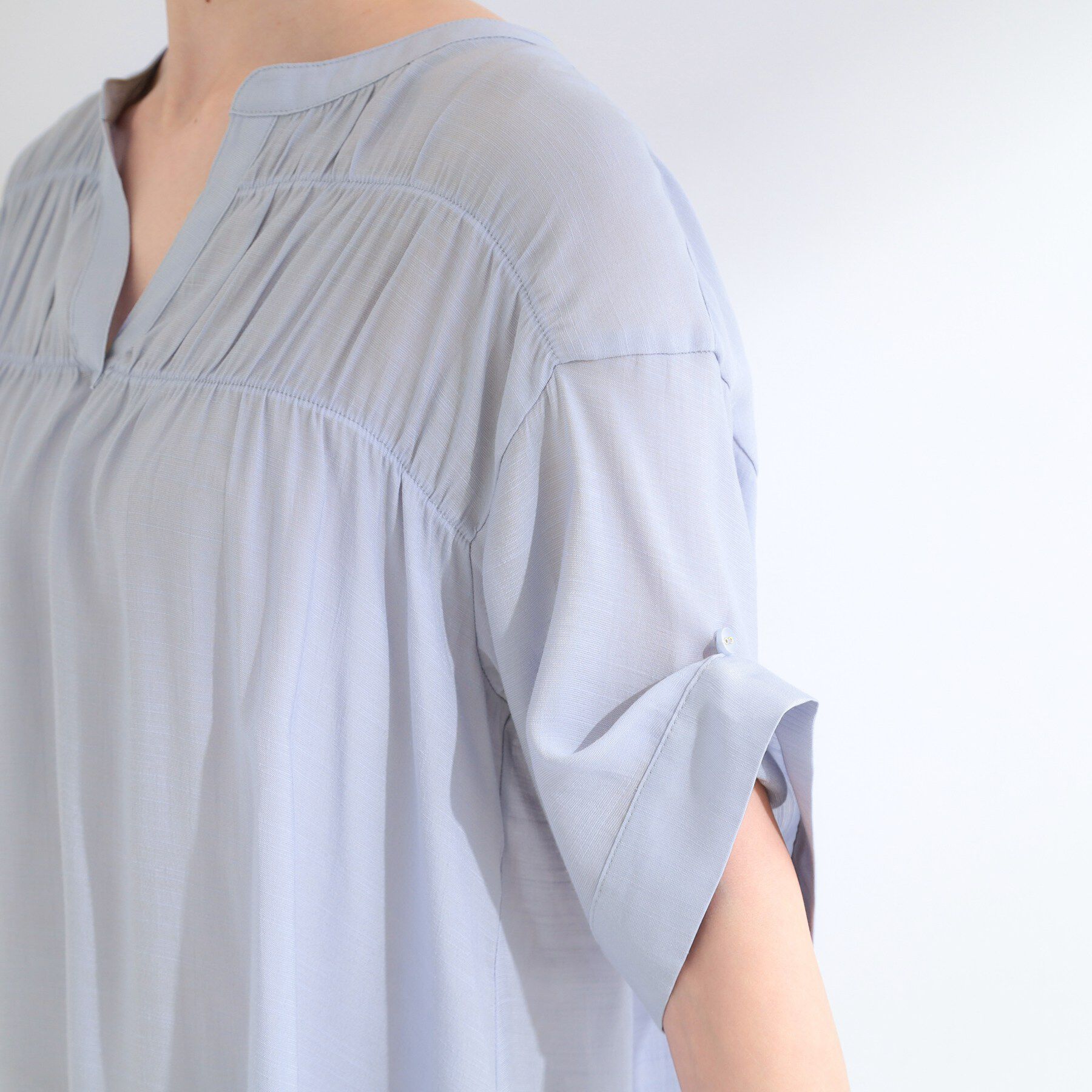 SHOO･LA･RUE「【ひんやり/UV】お袖の長さが調整出来る シャーリングスキッパーブラウス」|シャツ・ブラウス|