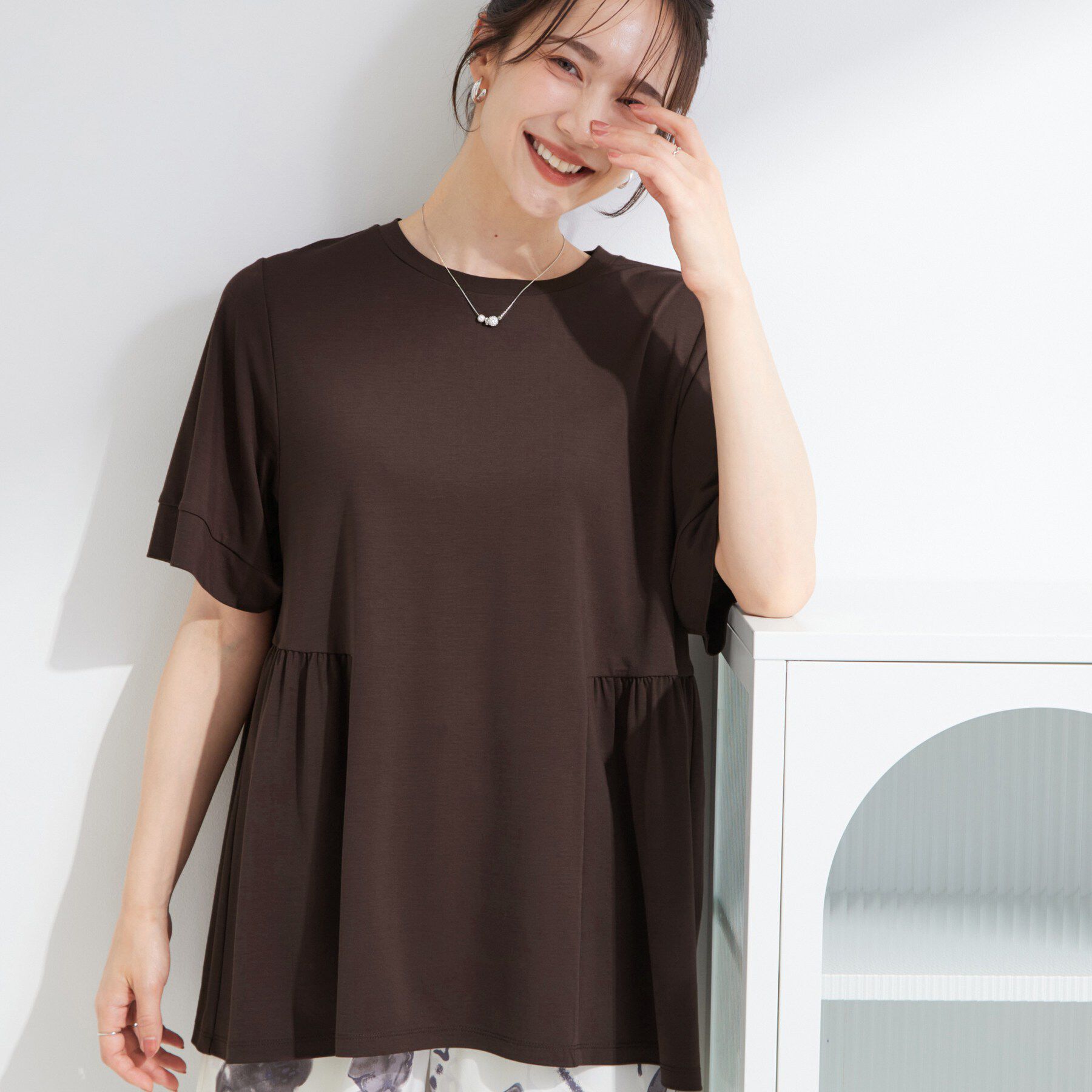SHOO･LA･RUE「【ひんやり/UV/体型カバー】インせず着られる サイドギャザー切替トップス」|Tシャツ・カットソー|ブラウン(044)