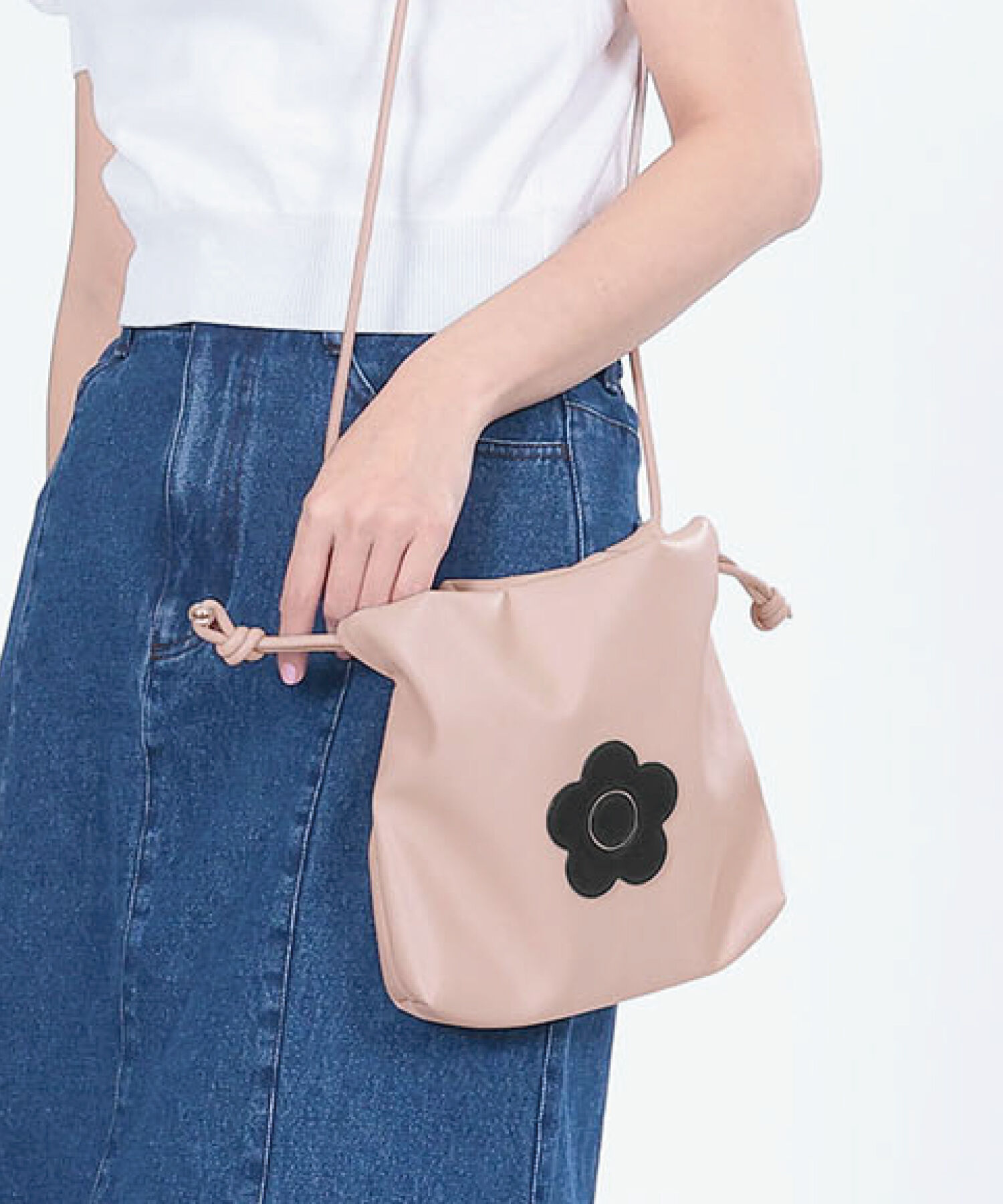 MARY QUANT「デイジーパッチドロスト ショルダー」|ショルダー・メッセンジャー|ピンクベージュ