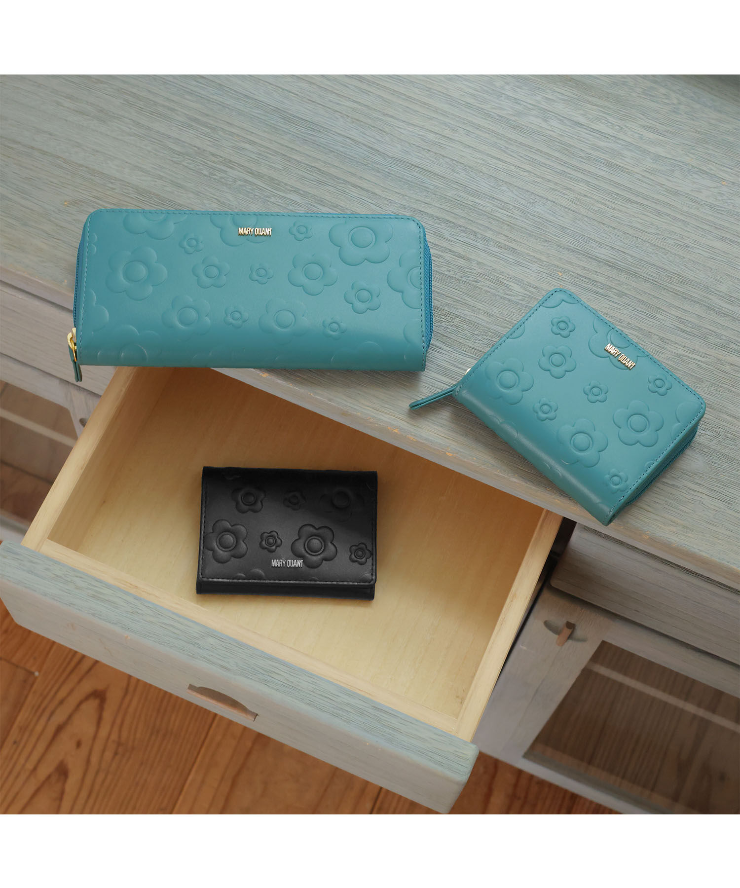 MARY QUANT「デイジーエンボスフロート パース」|財布|