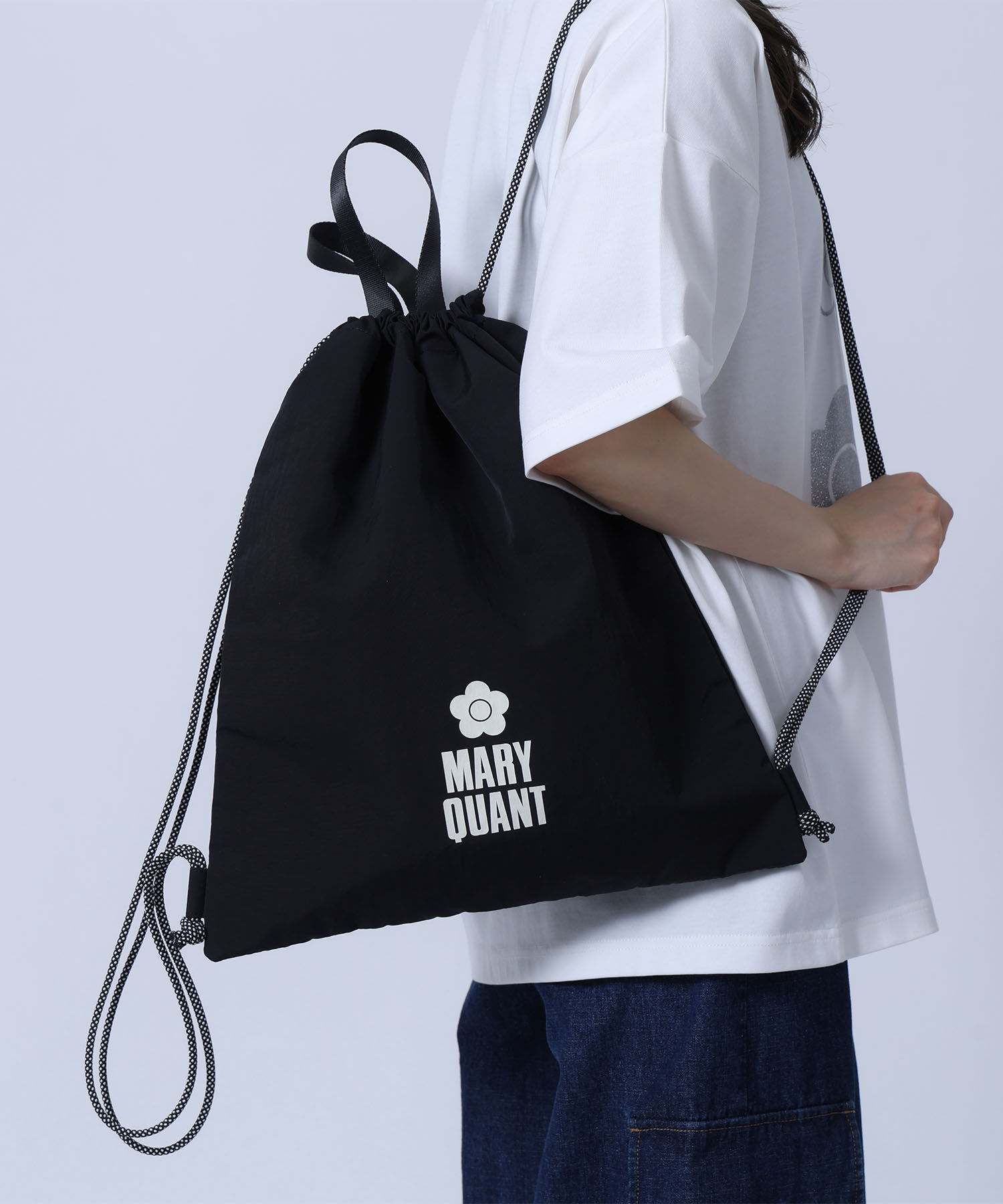 MARY QUANT「ロゴプリント ナップサック」|リュック|ブラック