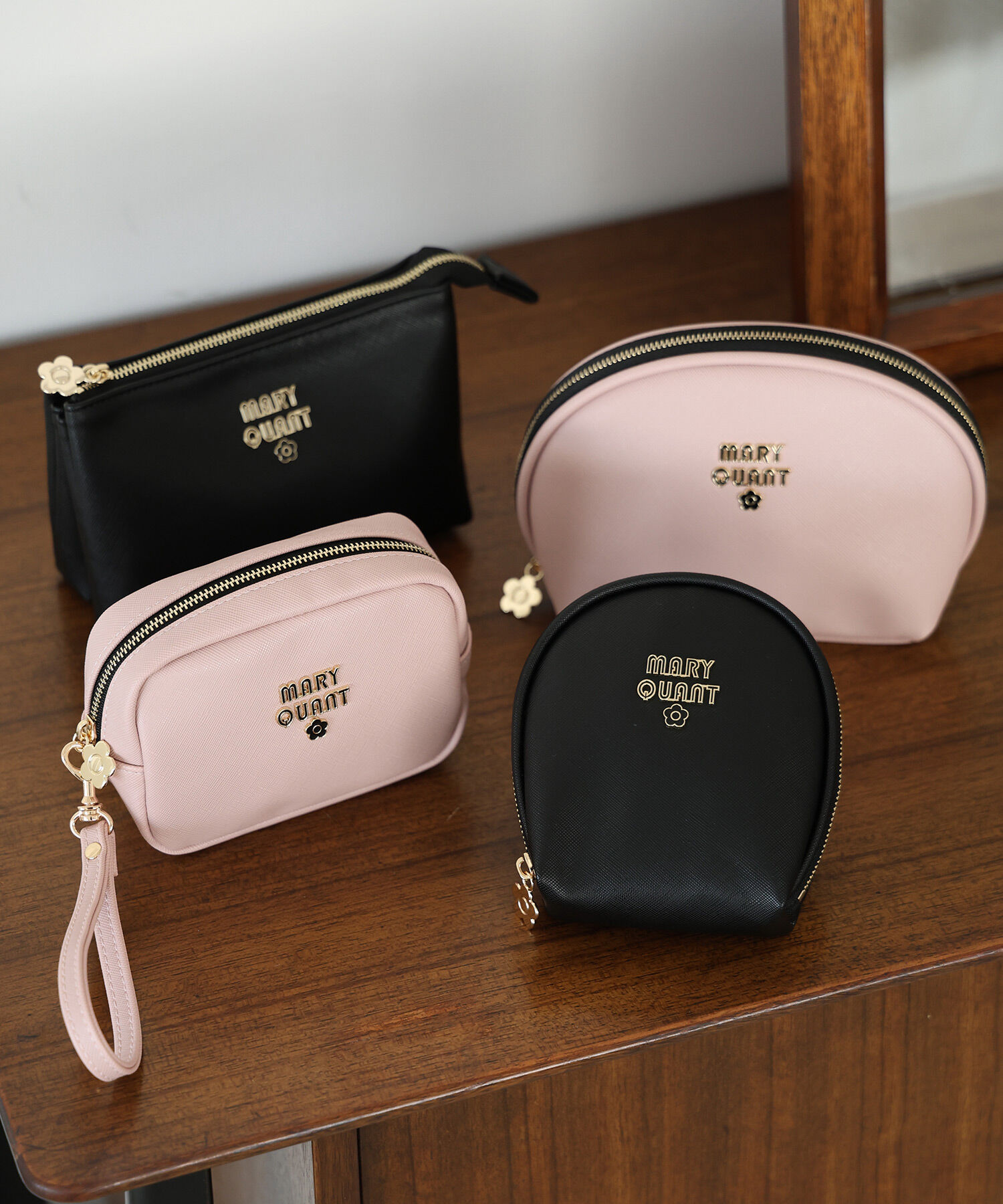 MARY QUANT「レトロロゴエポ ラウンドポーチL」|ポーチ|