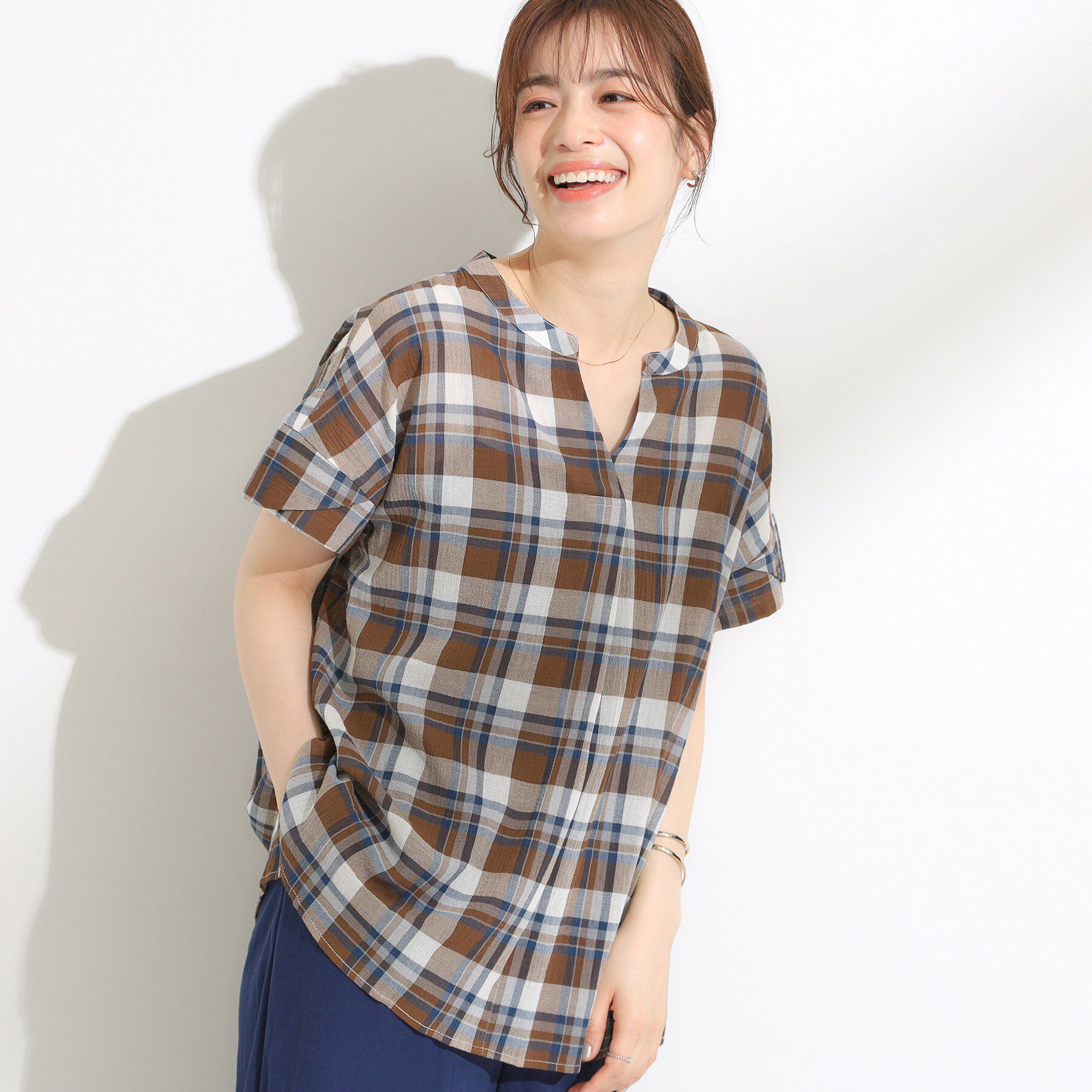 SHOO･LA･RUE「【S-LL】きれいに体型カバー さらシャリコットン スキッパーシャツ」|シャツ・ブラウス|ブラウン(243)