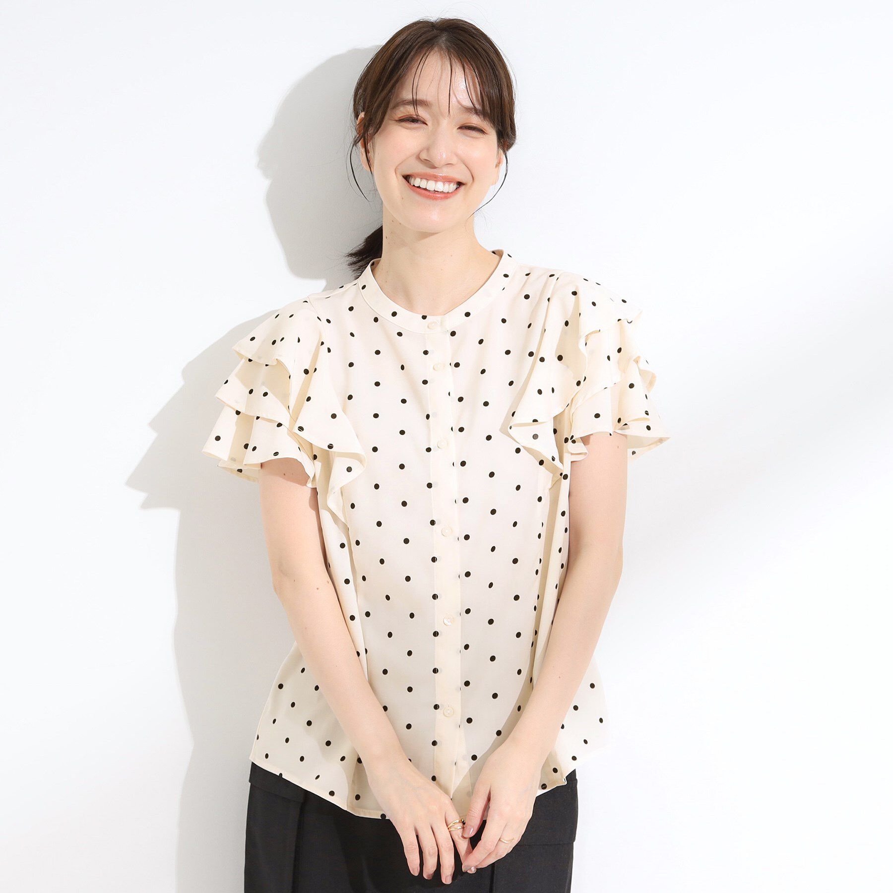 SHOO･LA･RUE「【無地/ドット柄】お袖フリルが華やぐ きれいめブラウス」|シャツ・ブラウス|